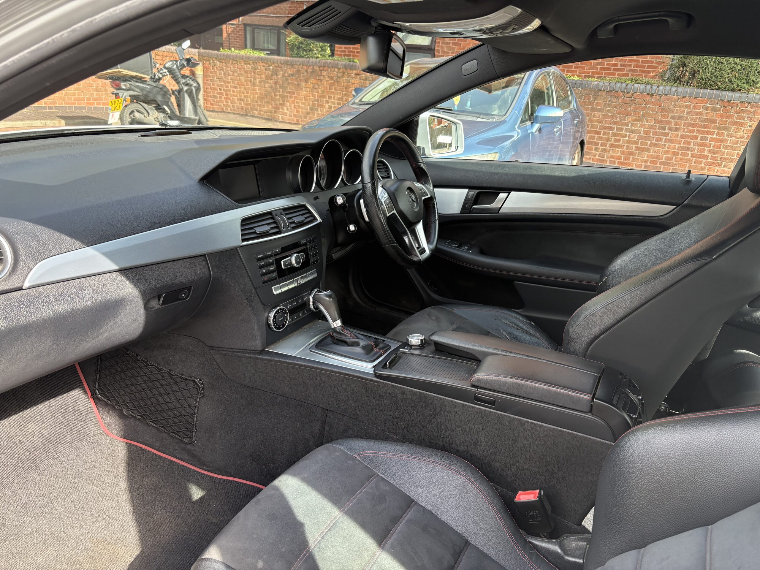 
								2014 Mercedes Benz c180 AMG Sport full									