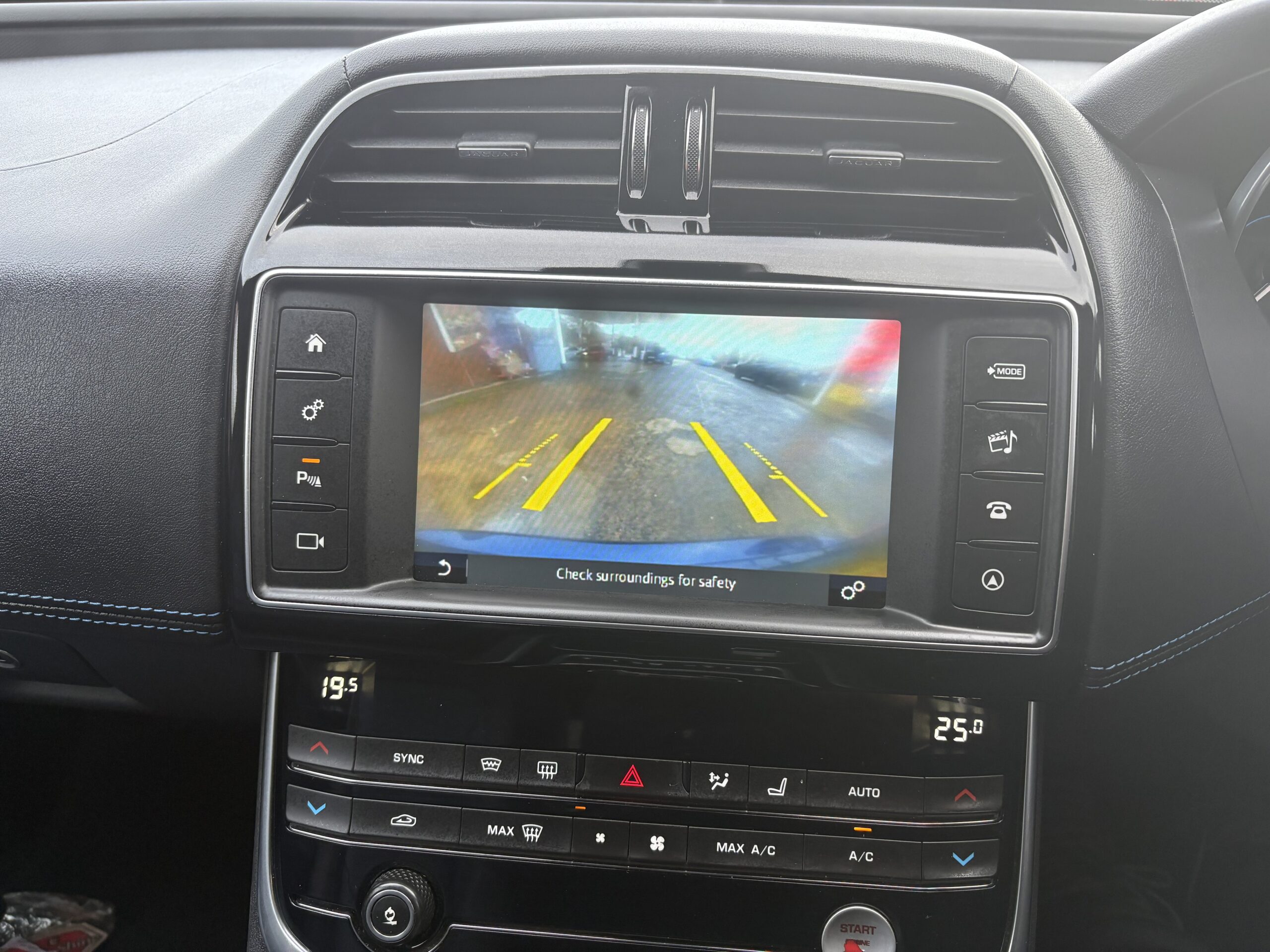 
								Jaguar XE R-Sport 2016 full									