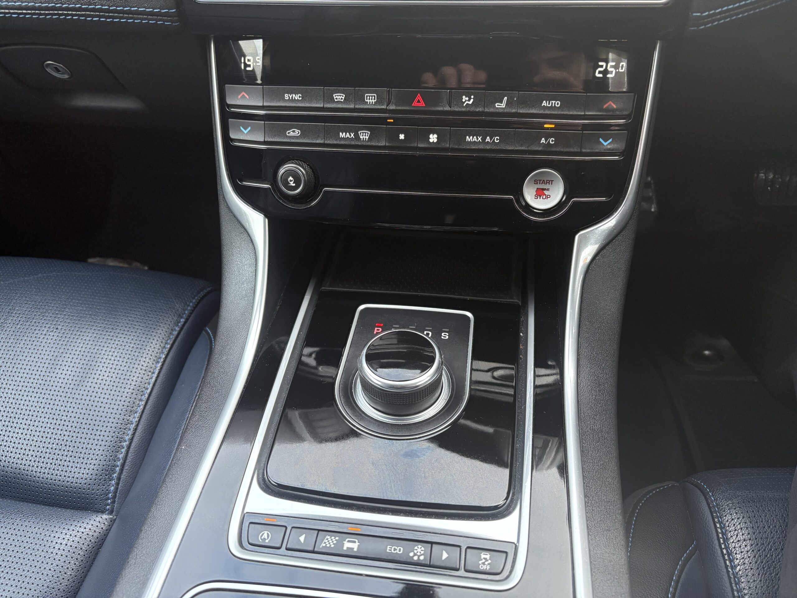 
								Jaguar XE R-Sport 2016 full									