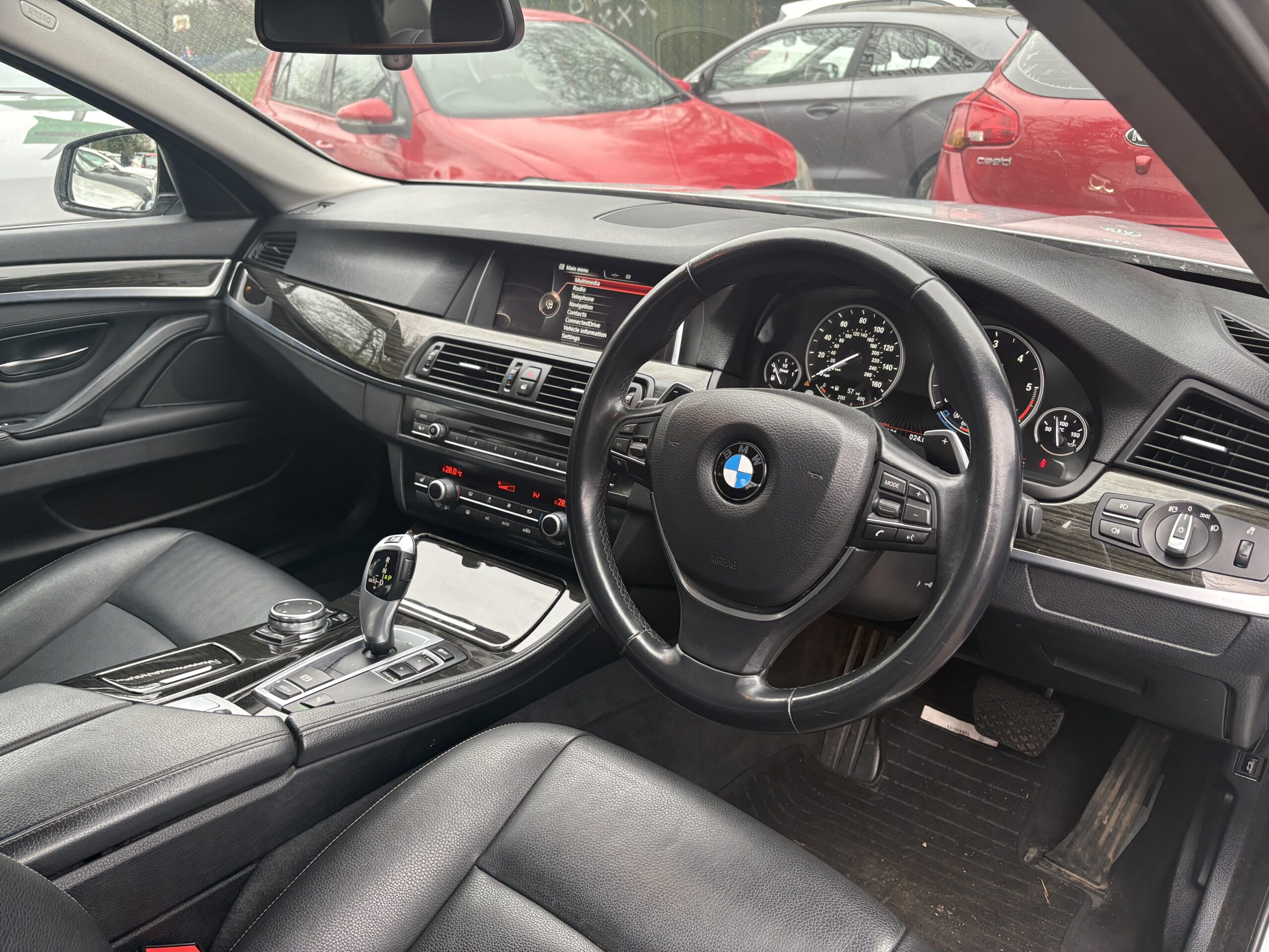 
								2015 BMW 520d Luxury full									