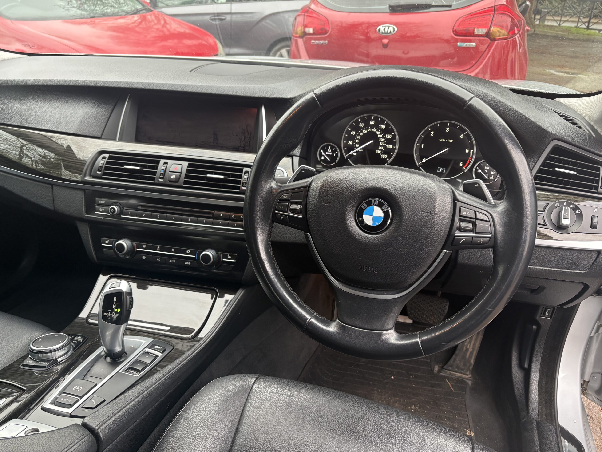 
								2015 BMW 520d Luxury full									