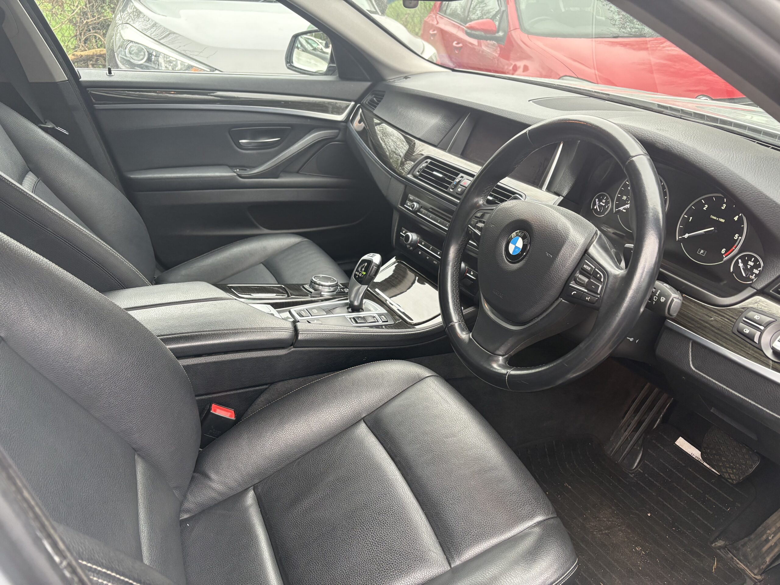 
								2015 BMW 520d Luxury full									