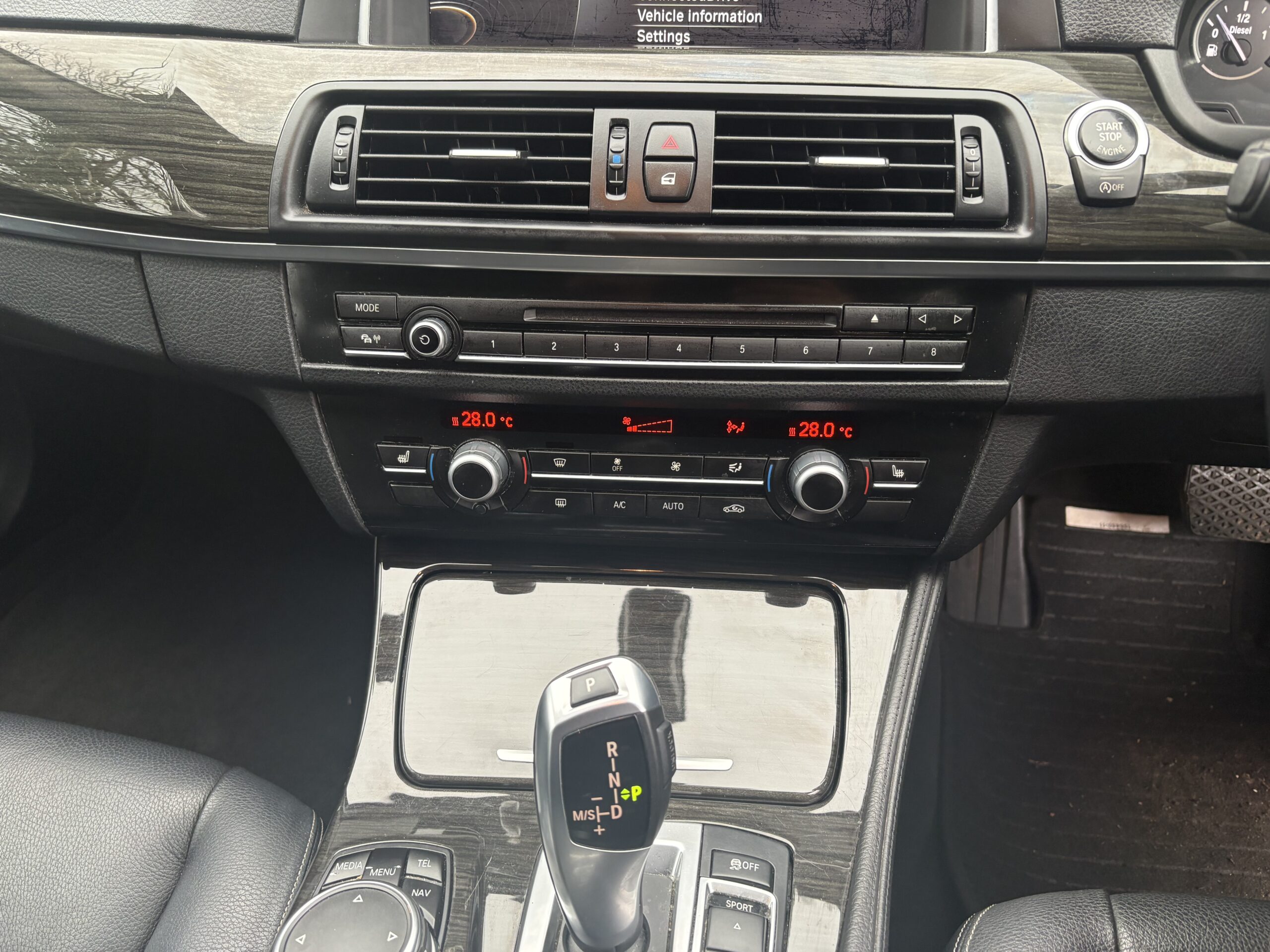 
								2015 BMW 520d Luxury full									