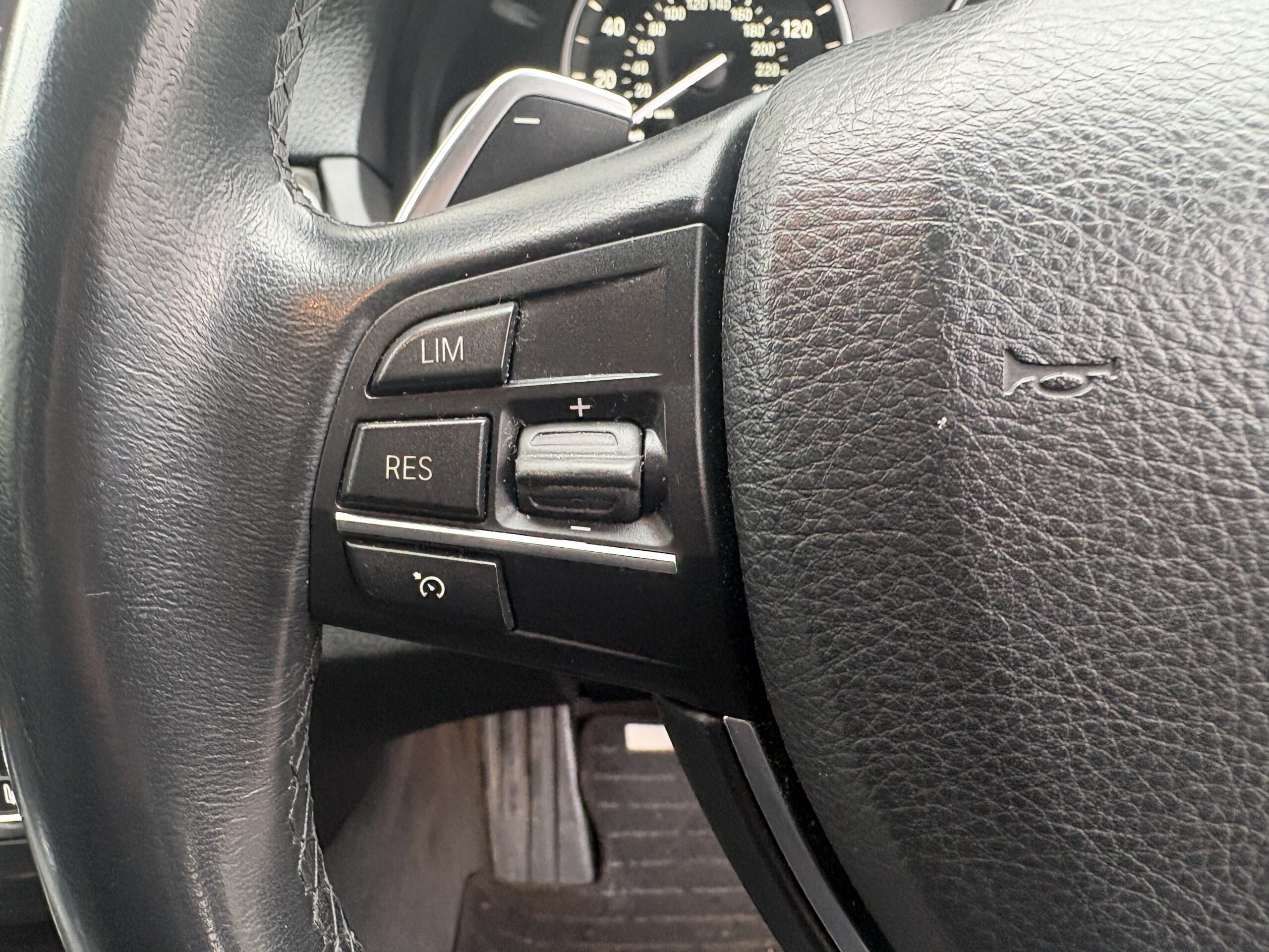 
								2015 BMW 520d Luxury full									