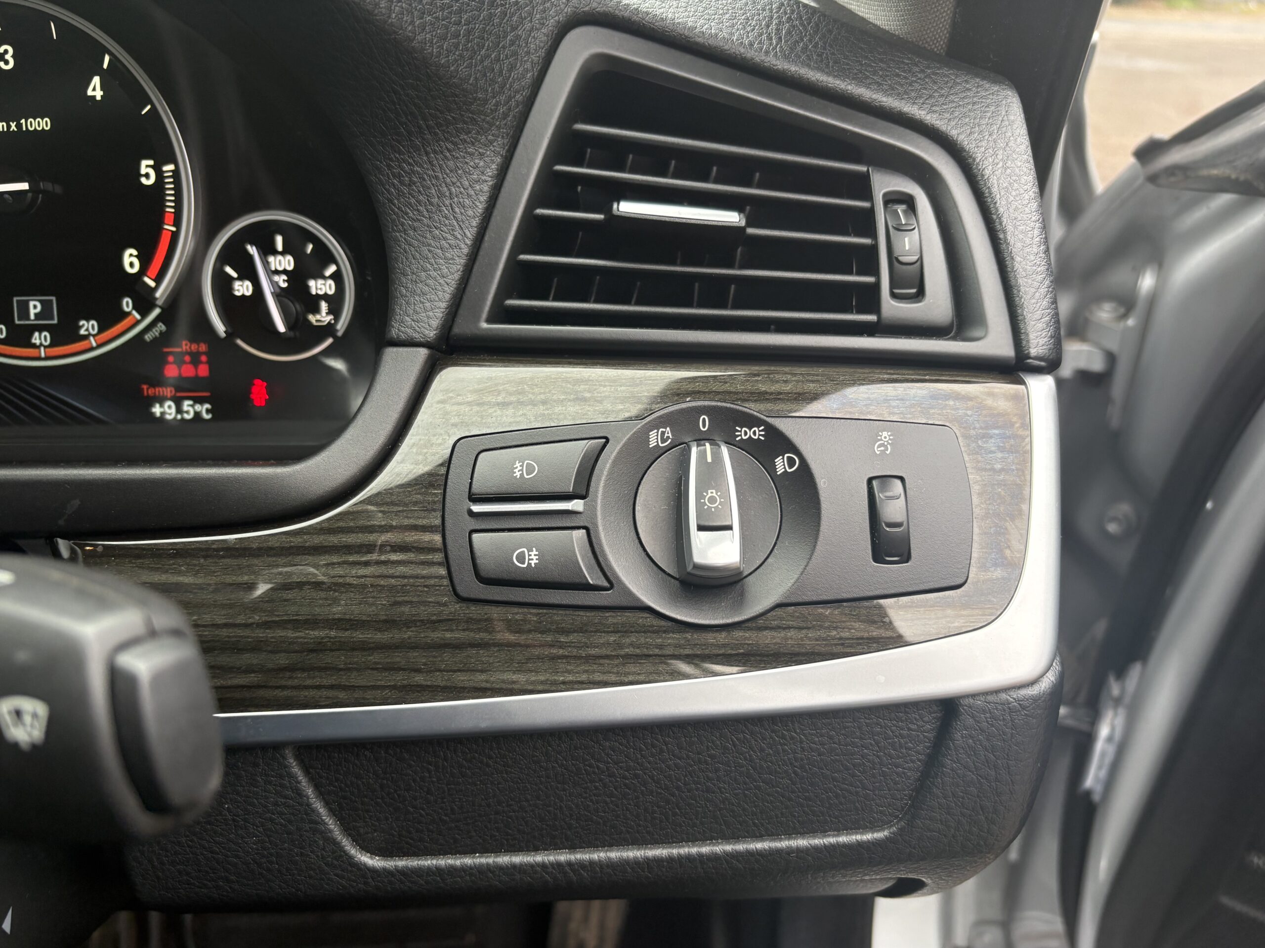 
								2015 BMW 520d Luxury full									