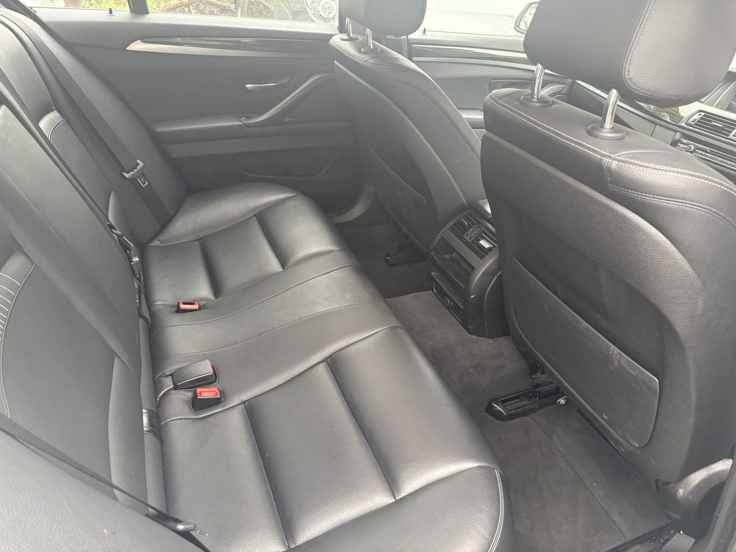 
								2015 BMW 520d Luxury full									