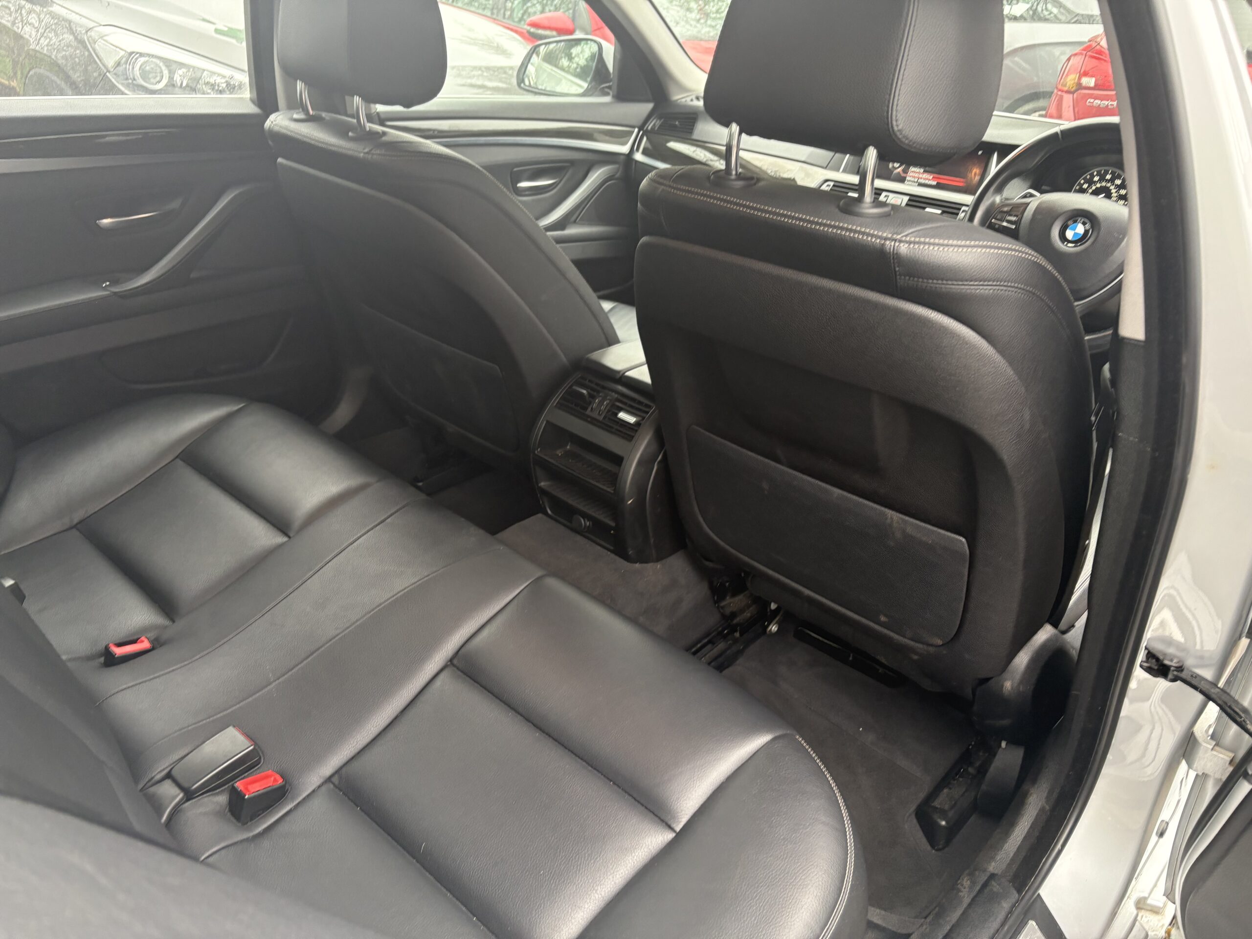 
								2015 BMW 520d Luxury full									