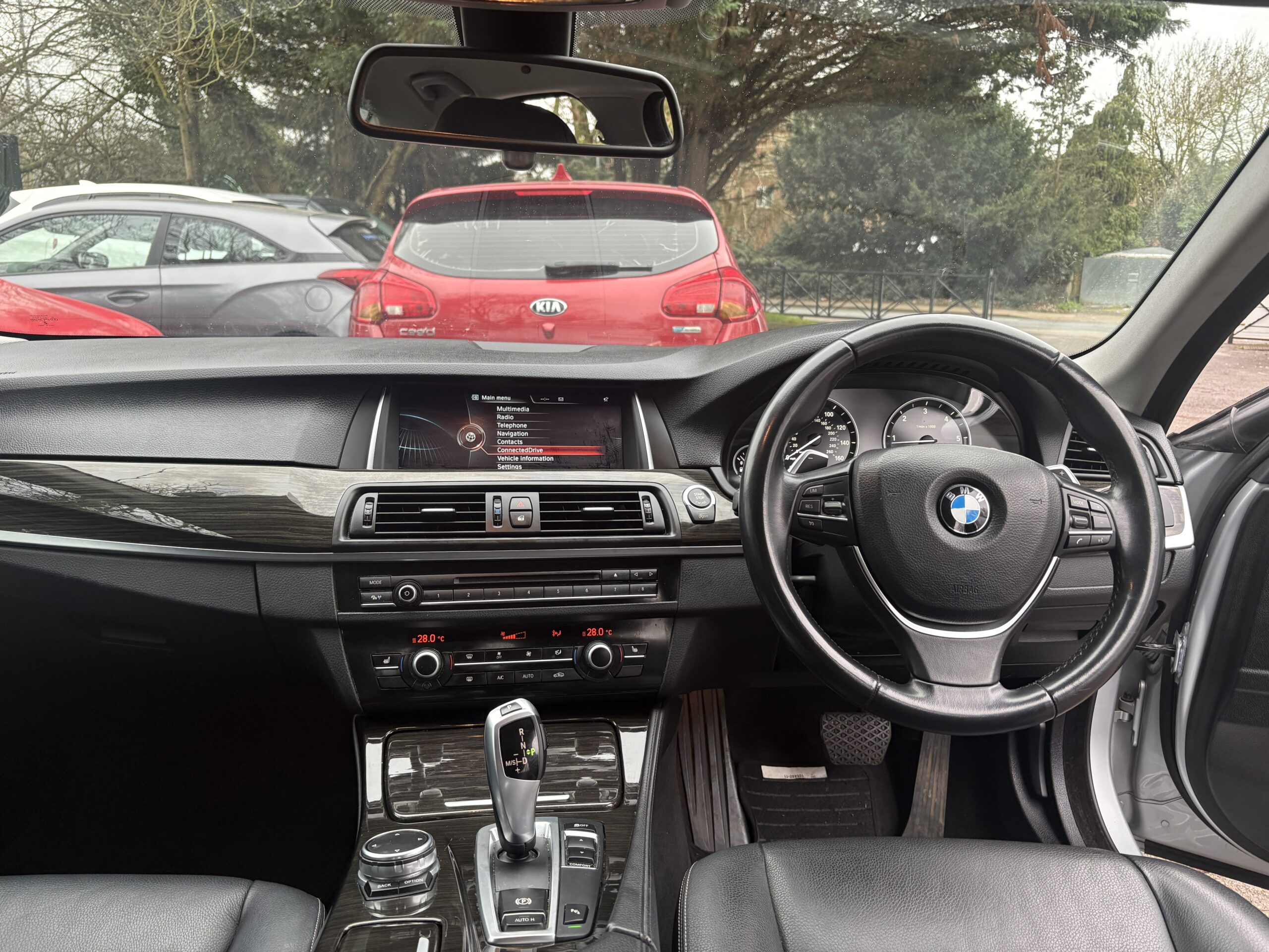 
								2015 BMW 520d Luxury full									