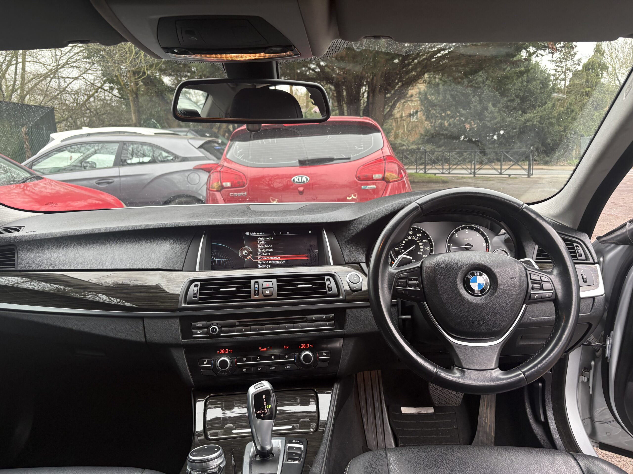 
								2015 BMW 520d Luxury full									