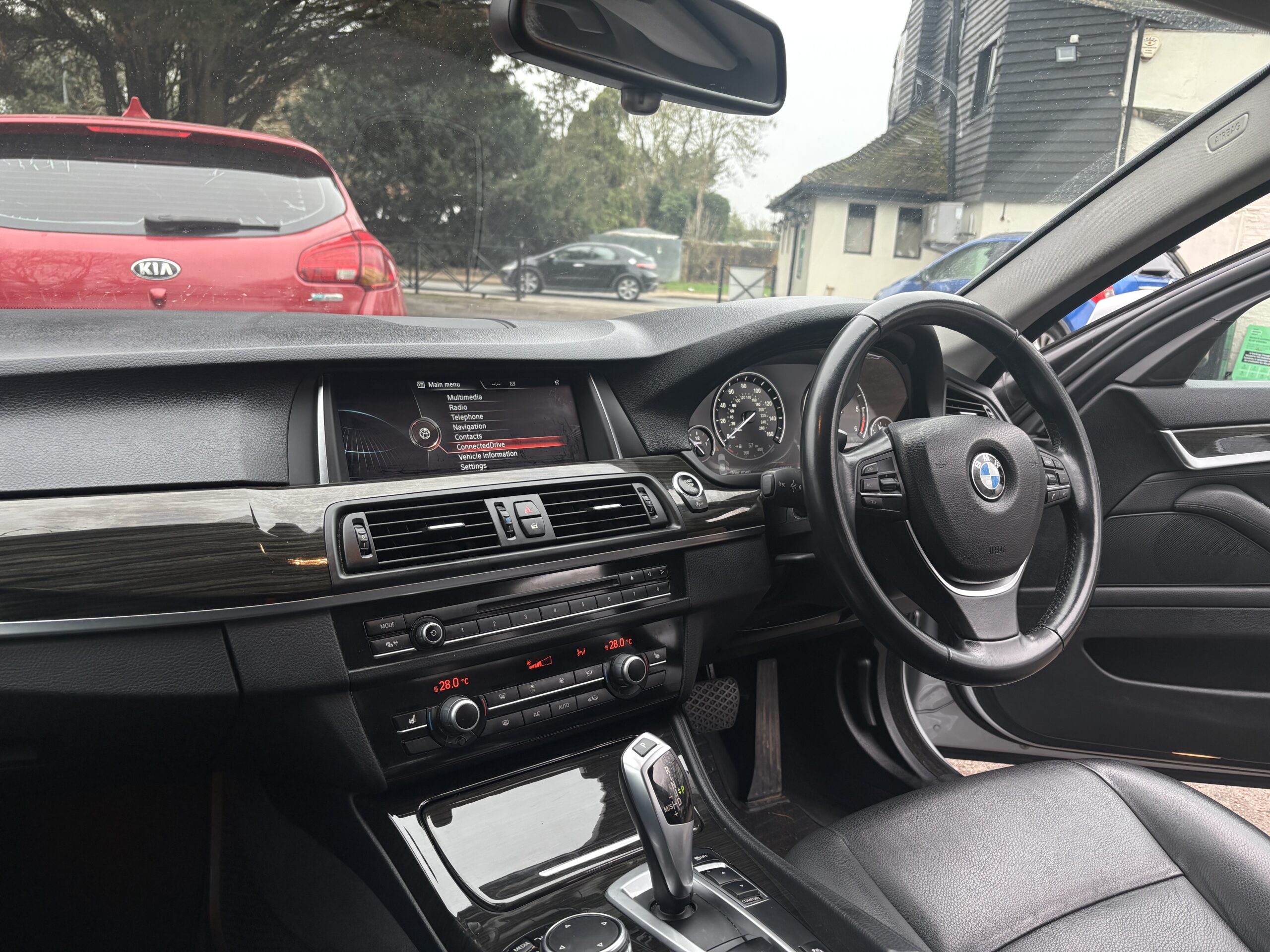 
								2015 BMW 520d Luxury full									