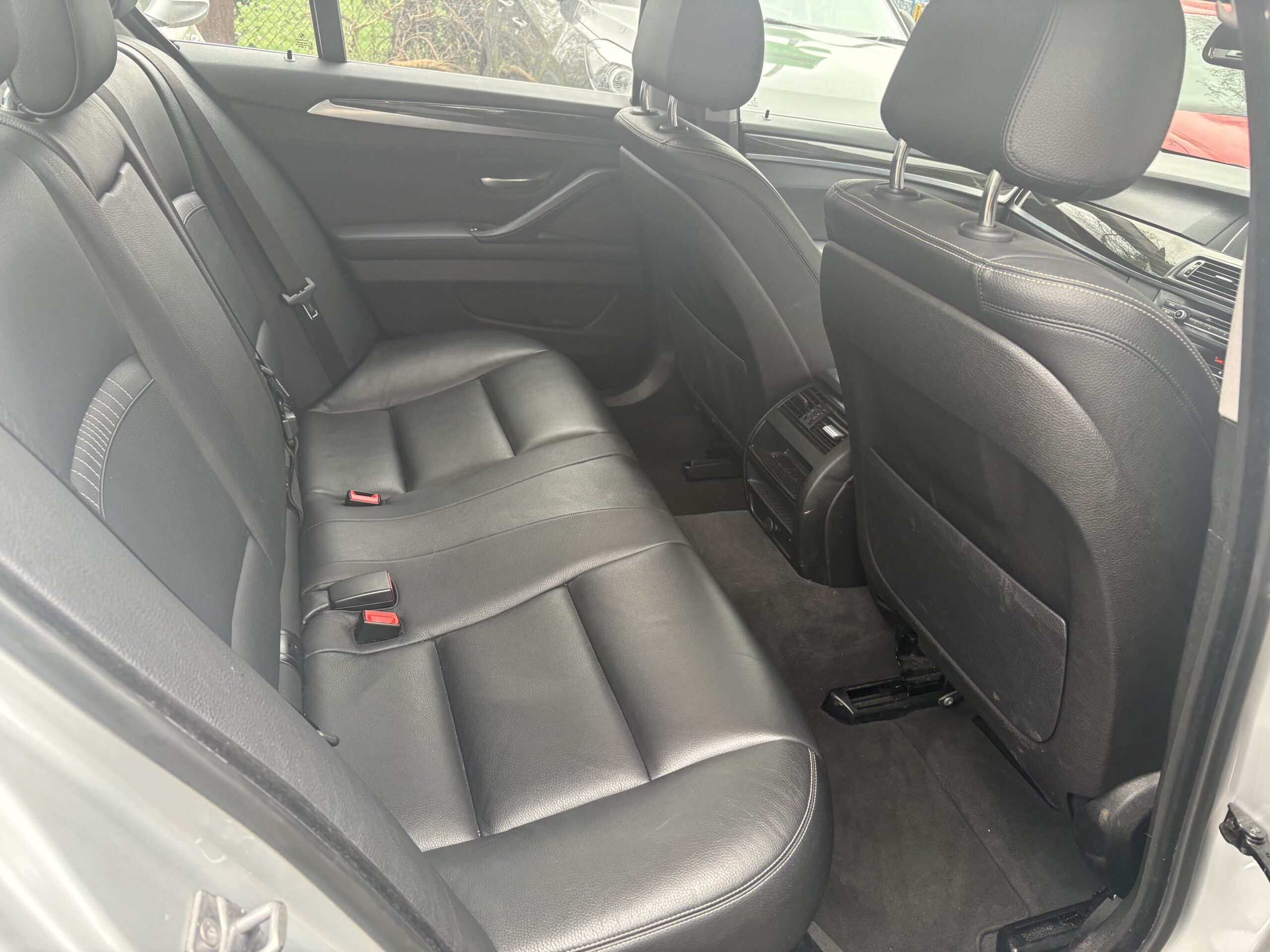 
								2015 BMW 520d Luxury full									