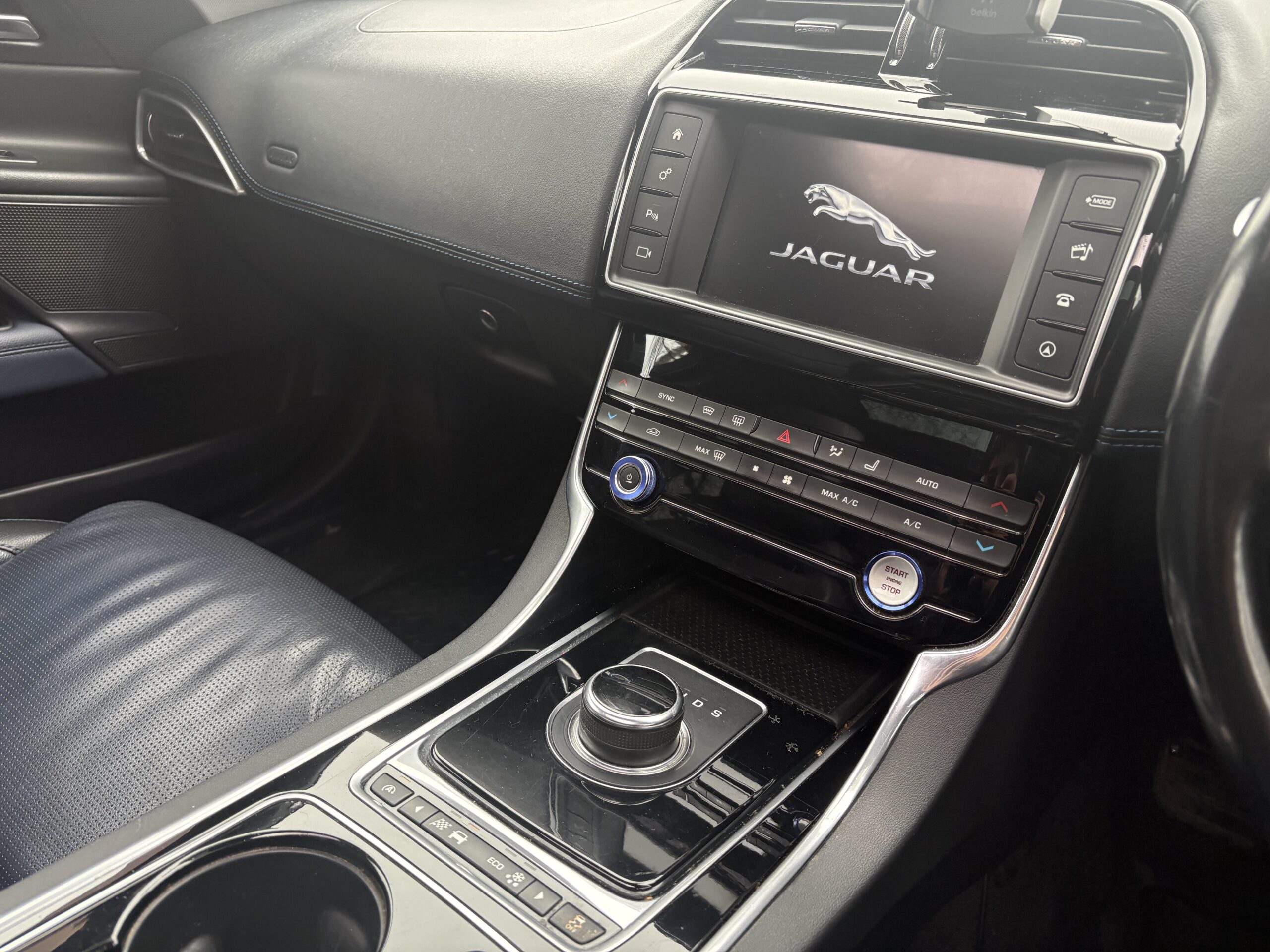 
								2015 Jaguar XE R-Sport full									