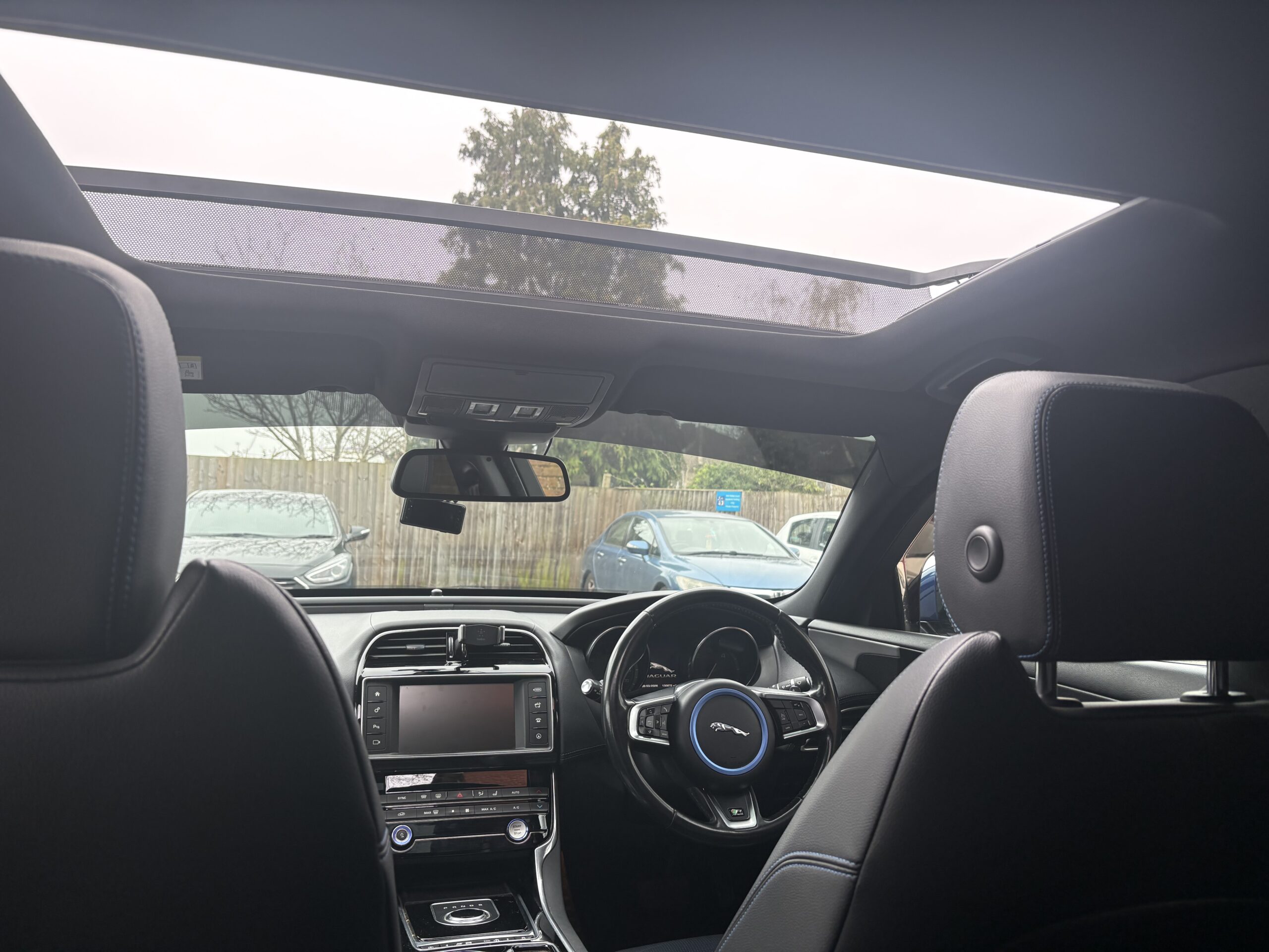 
								2015 Jaguar XE R-Sport full									