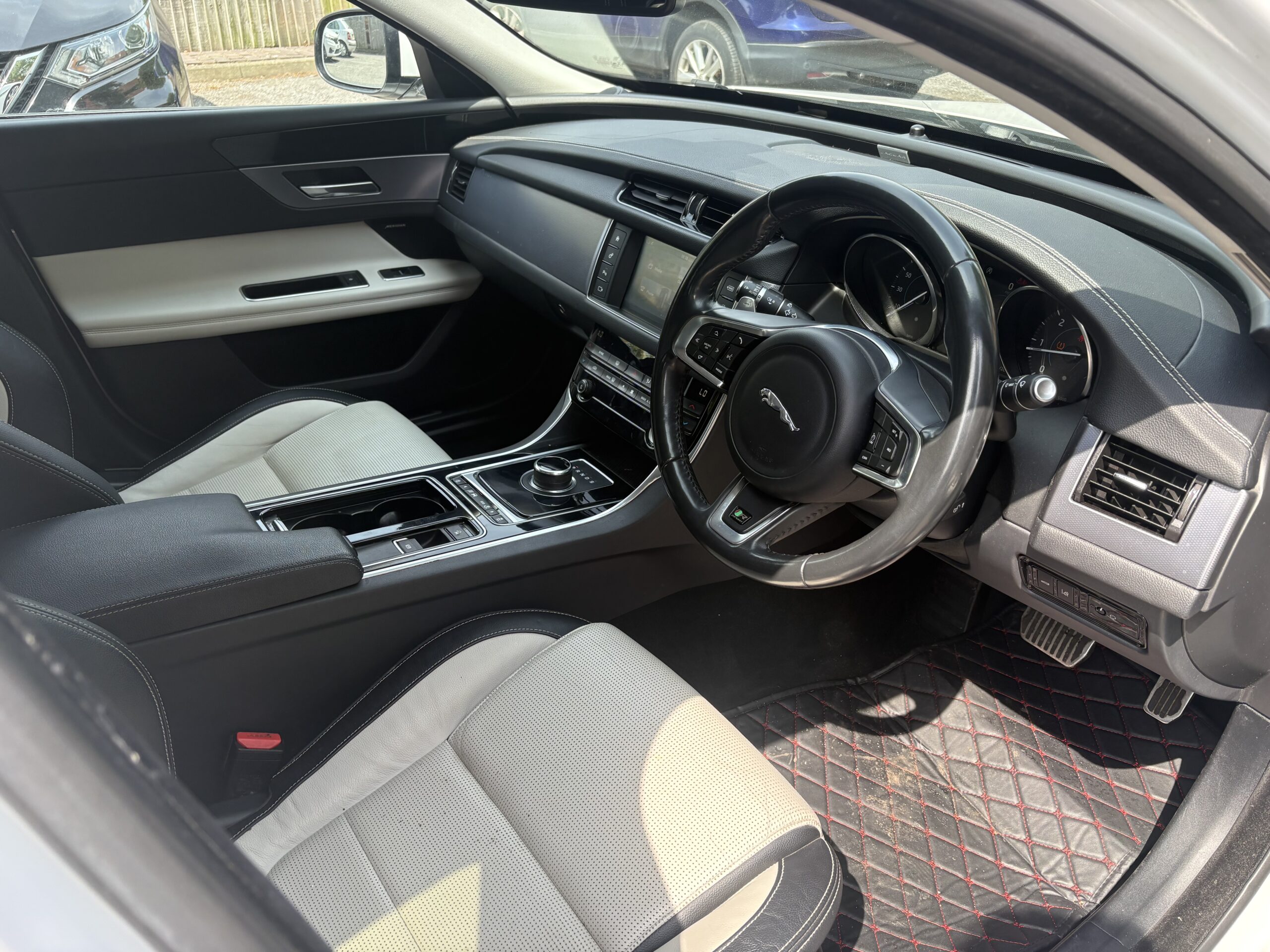 
								2017 Jaguar XF full									