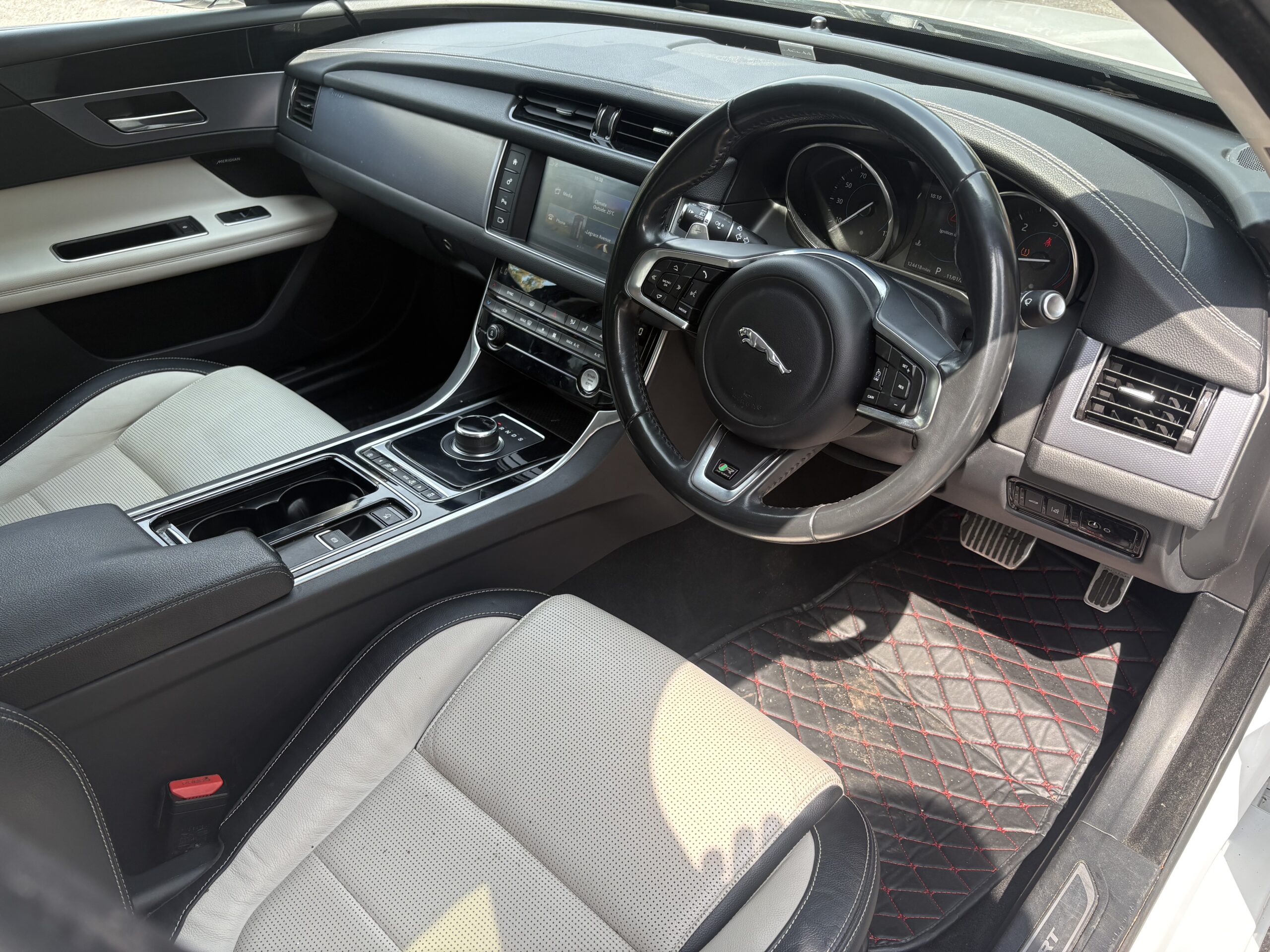 
								2017 Jaguar XF full									