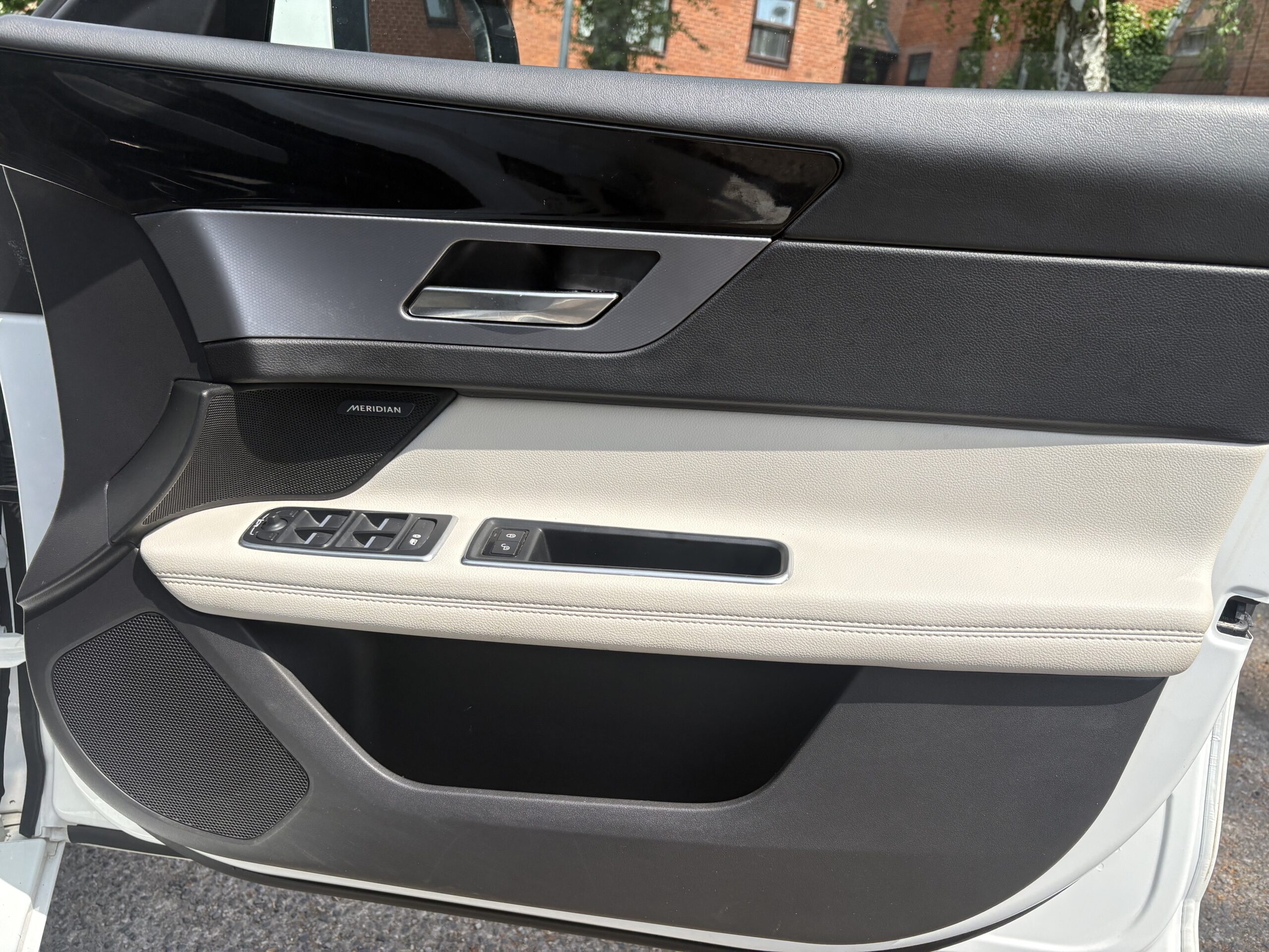 
								2017 Jaguar XF full									