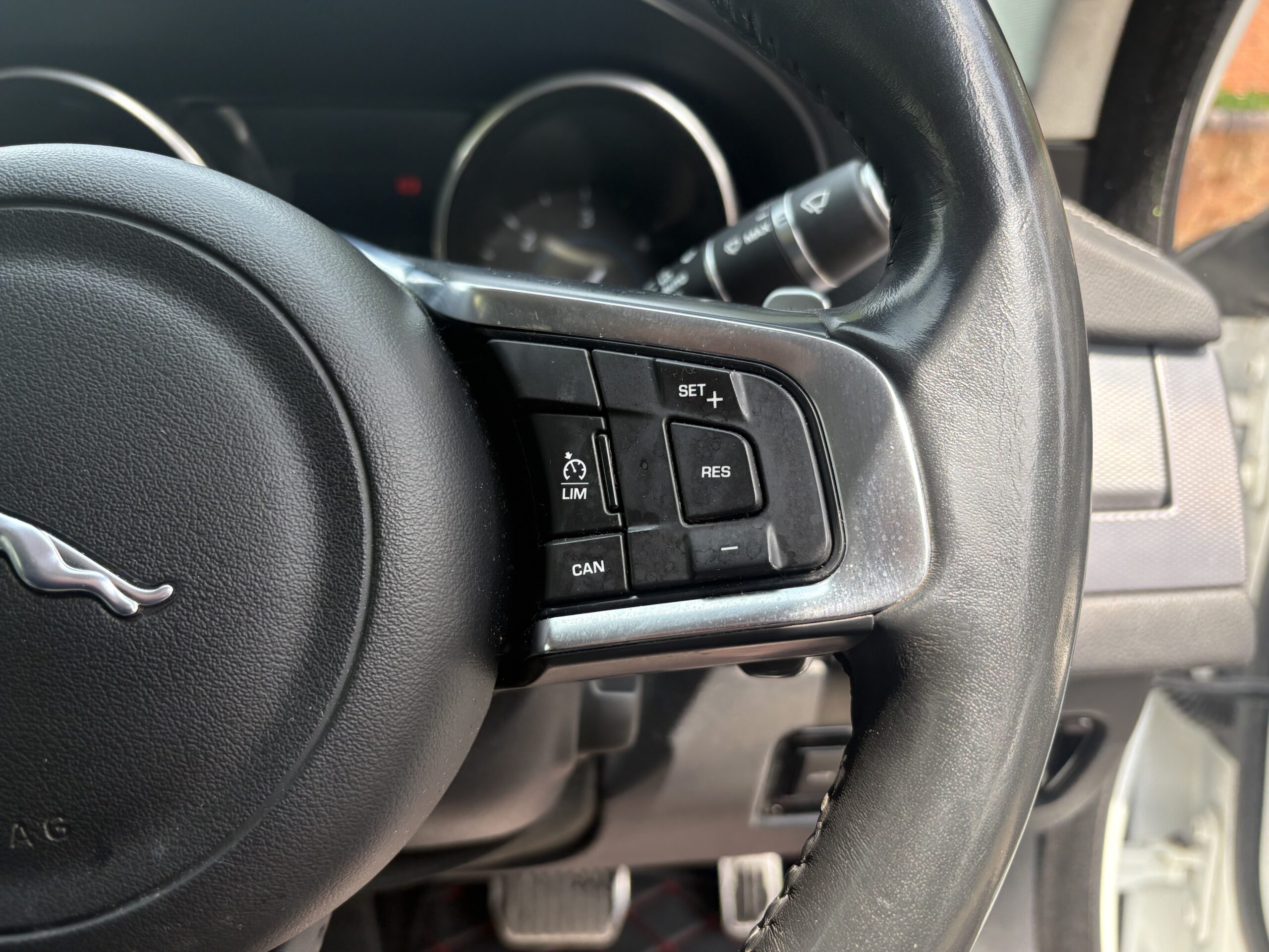
								2017 Jaguar XF full									