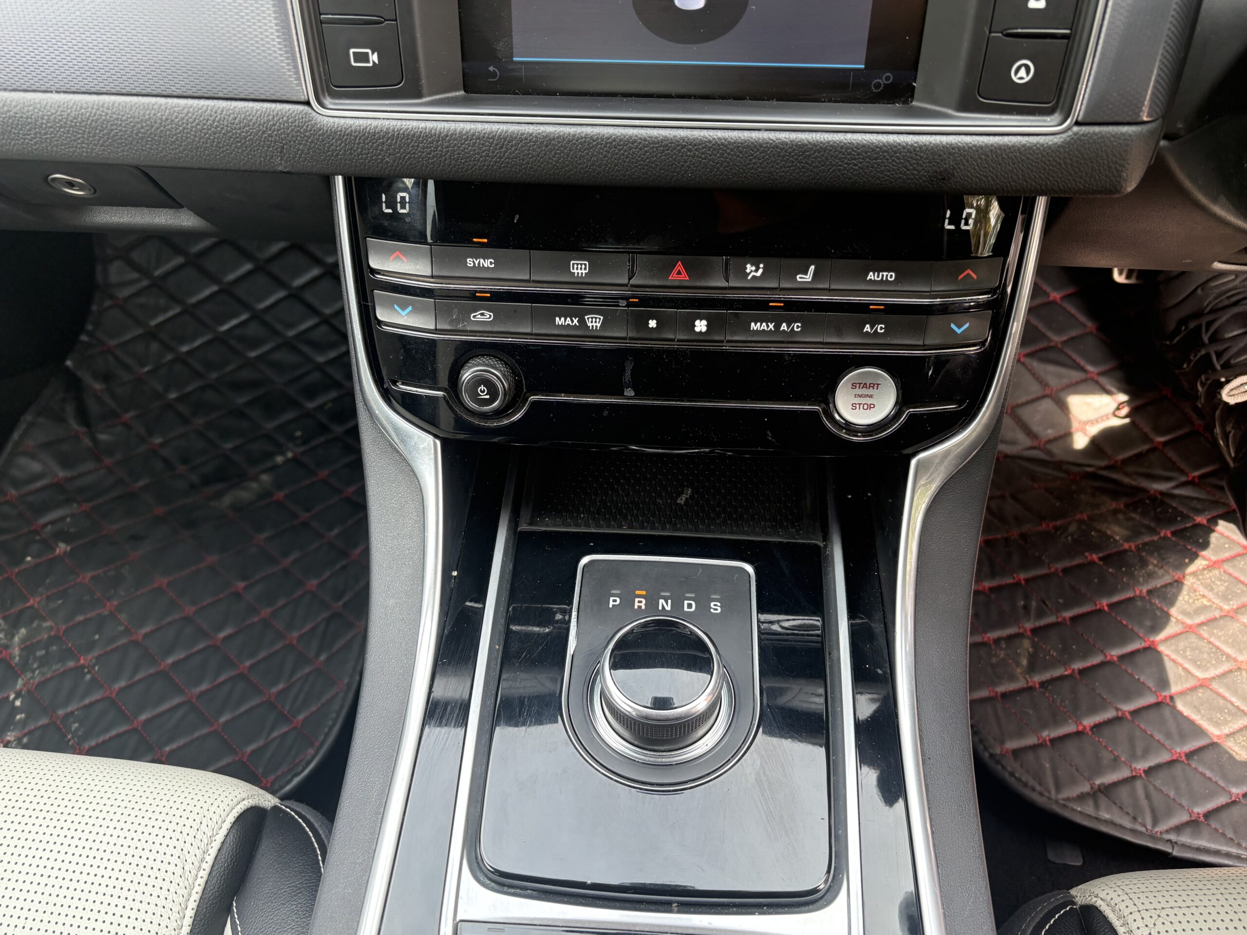 
								2017 Jaguar XF full									