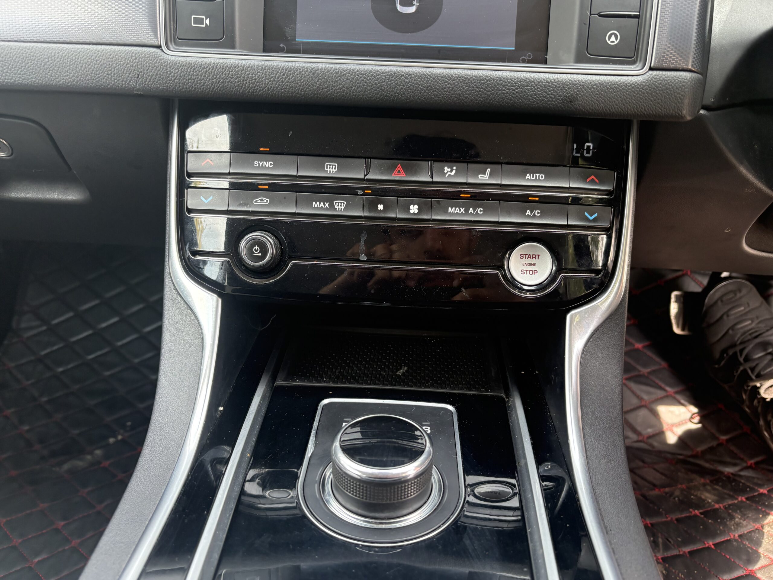 
								2017 Jaguar XF full									