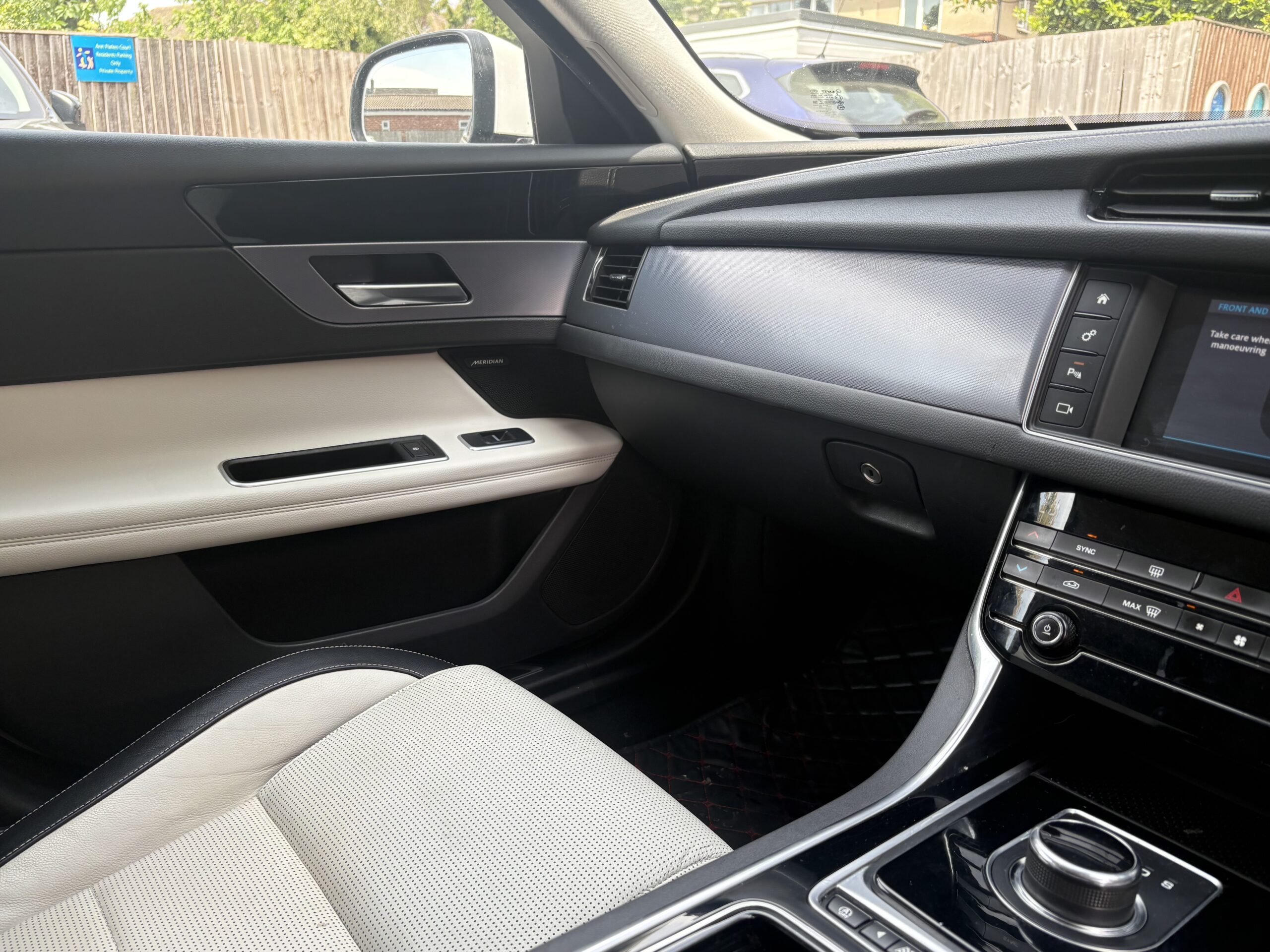 
								2017 Jaguar XF full									