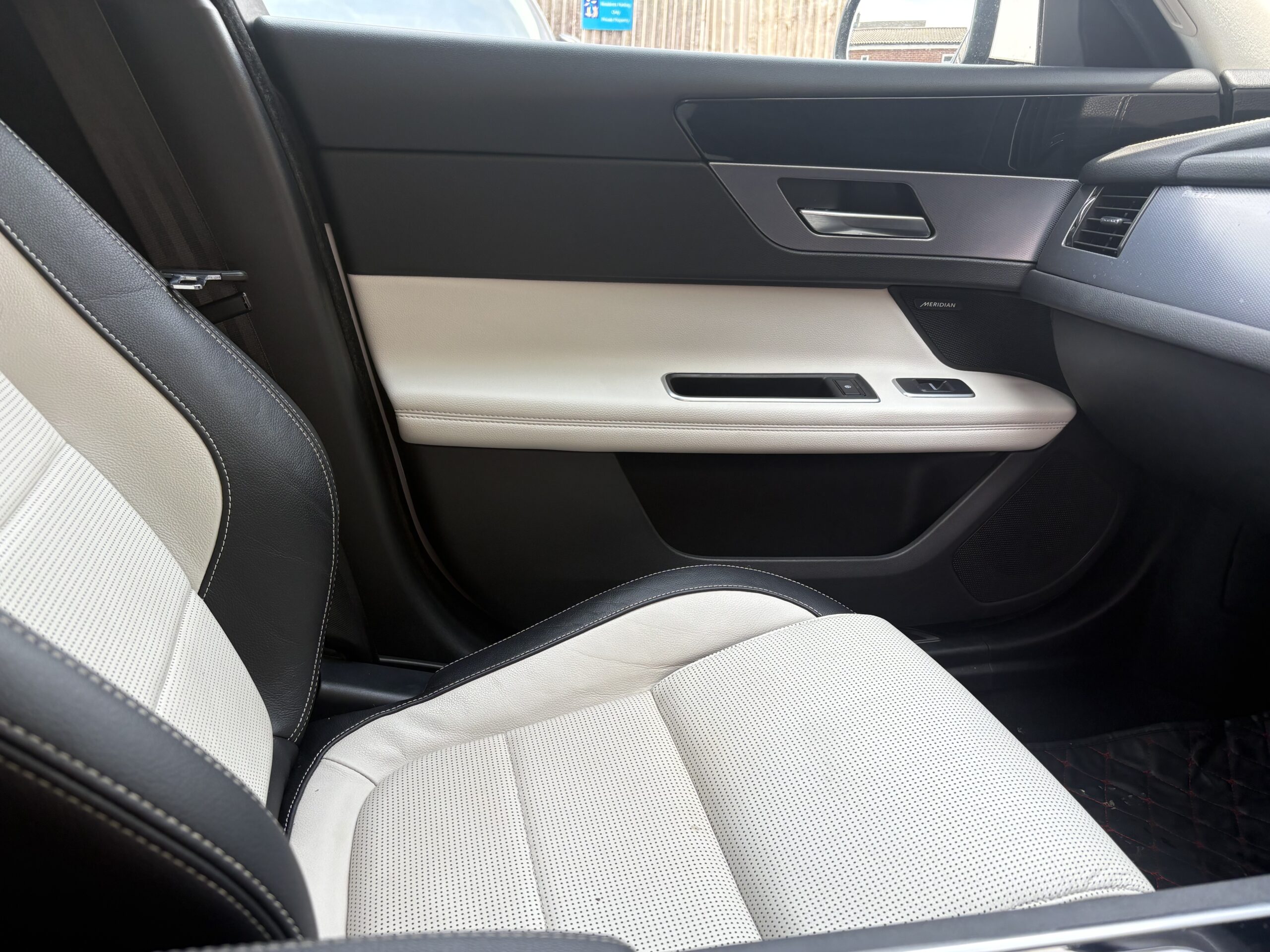 
								2017 Jaguar XF full									