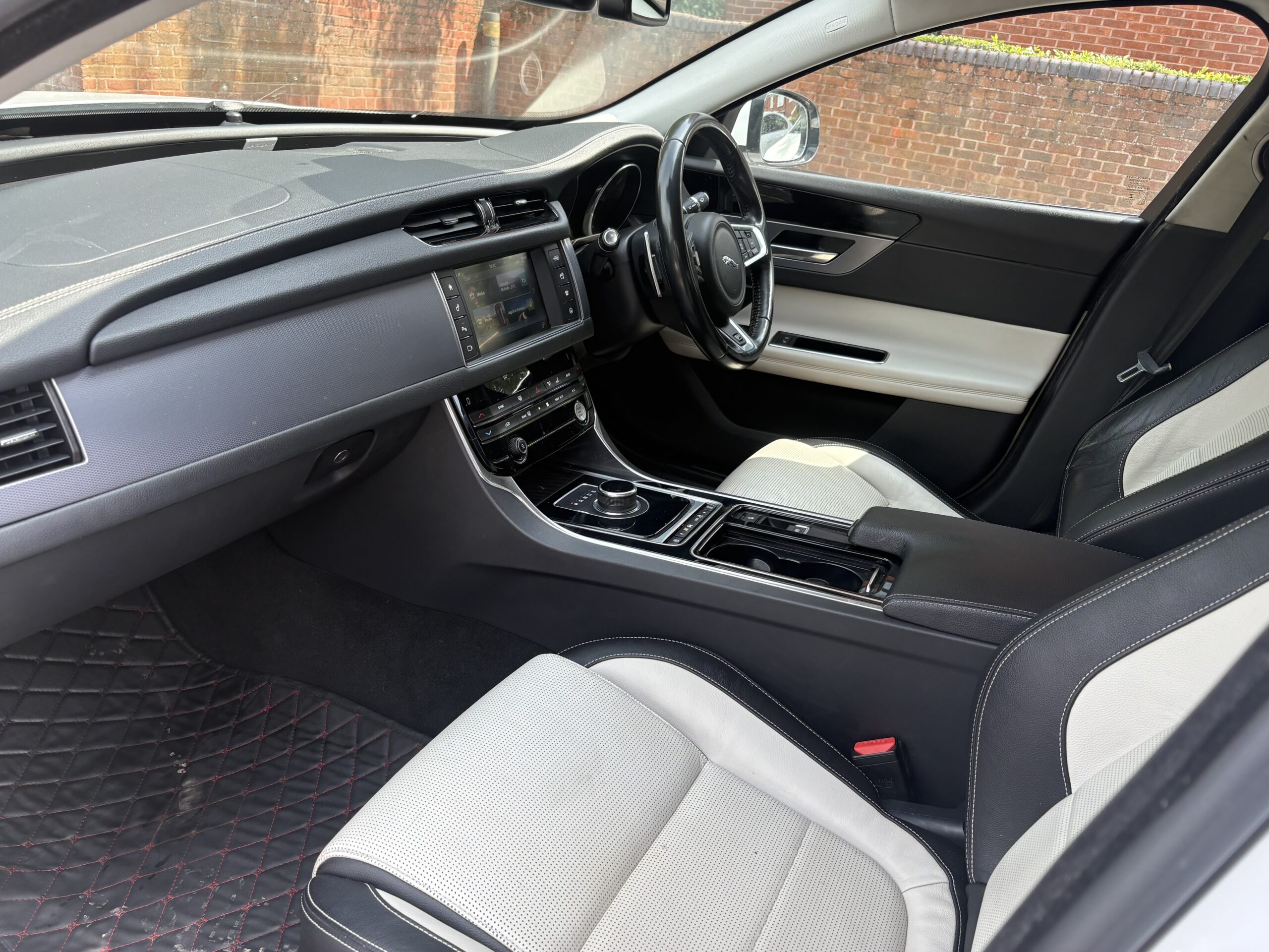 
								2017 Jaguar XF full									