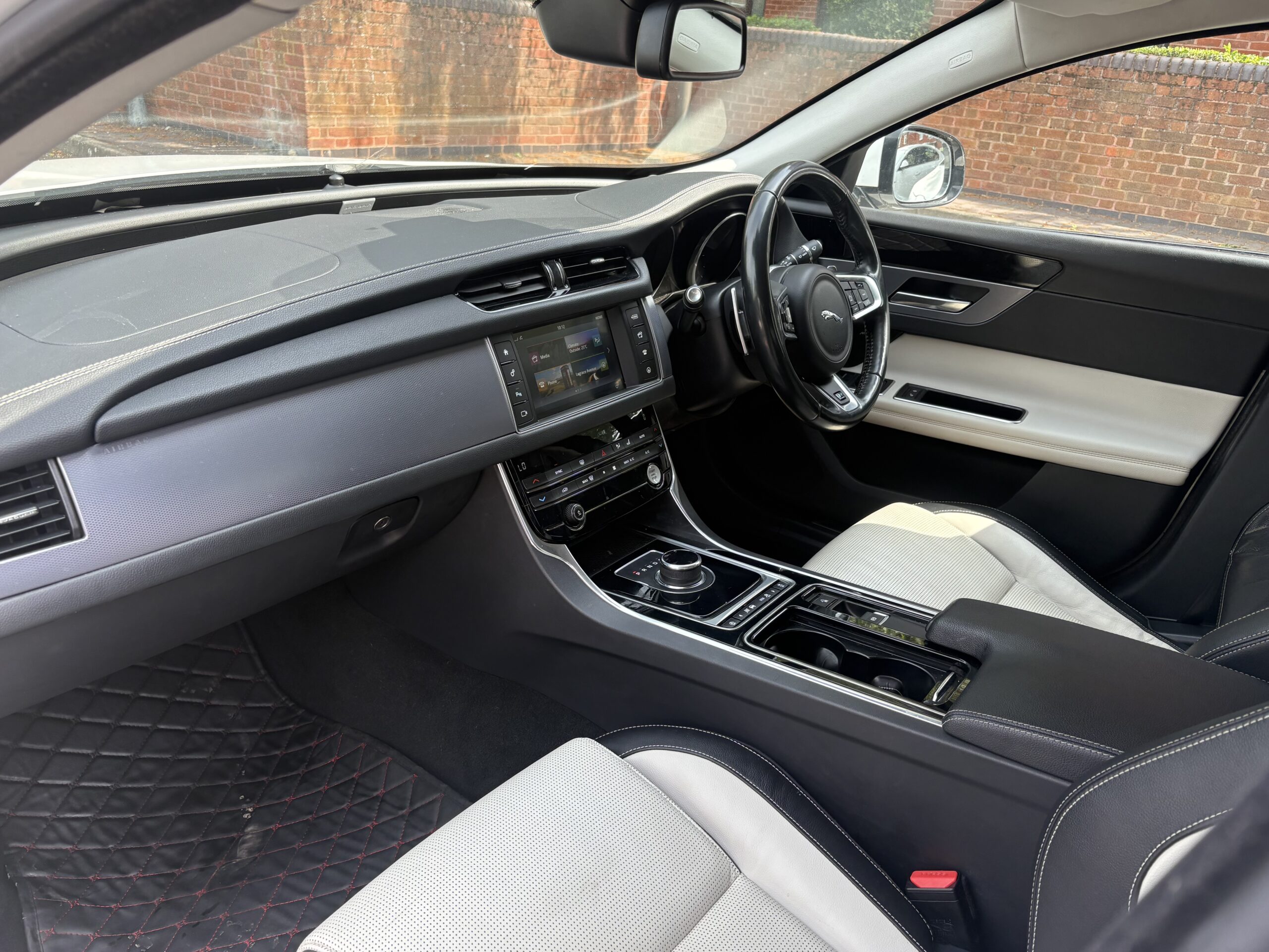 
								2017 Jaguar XF full									