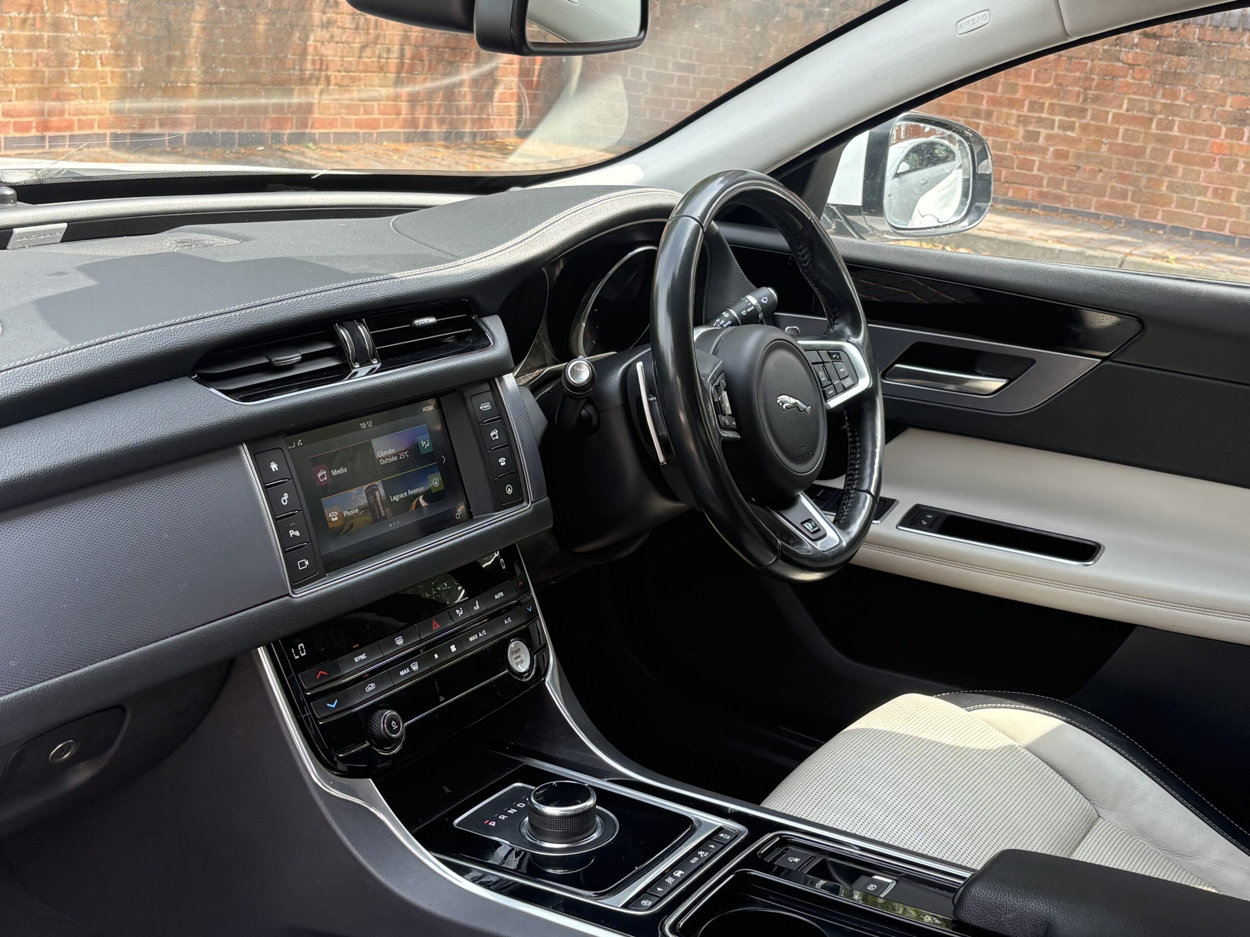 
								2017 Jaguar XF full									