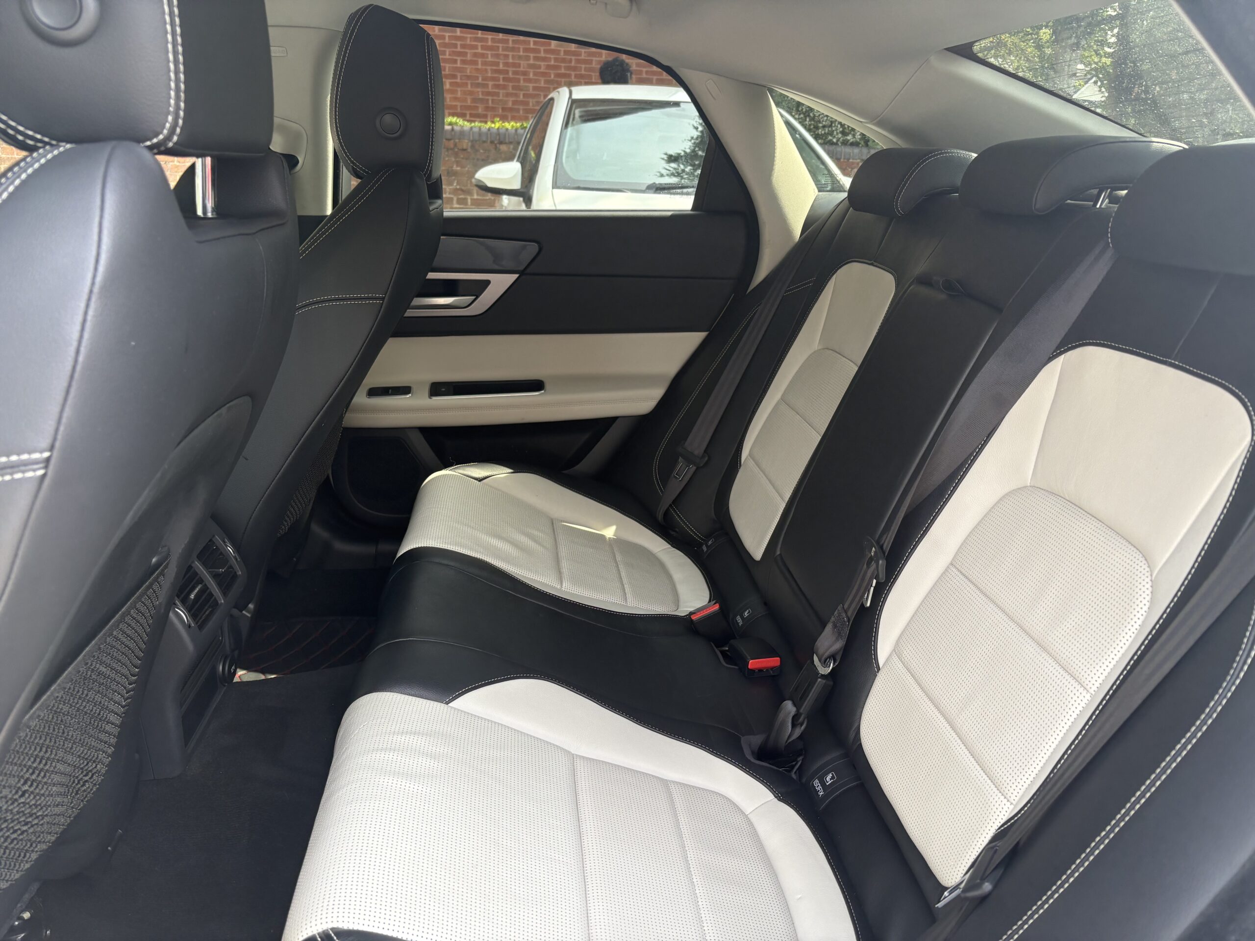 
								2017 Jaguar XF full									