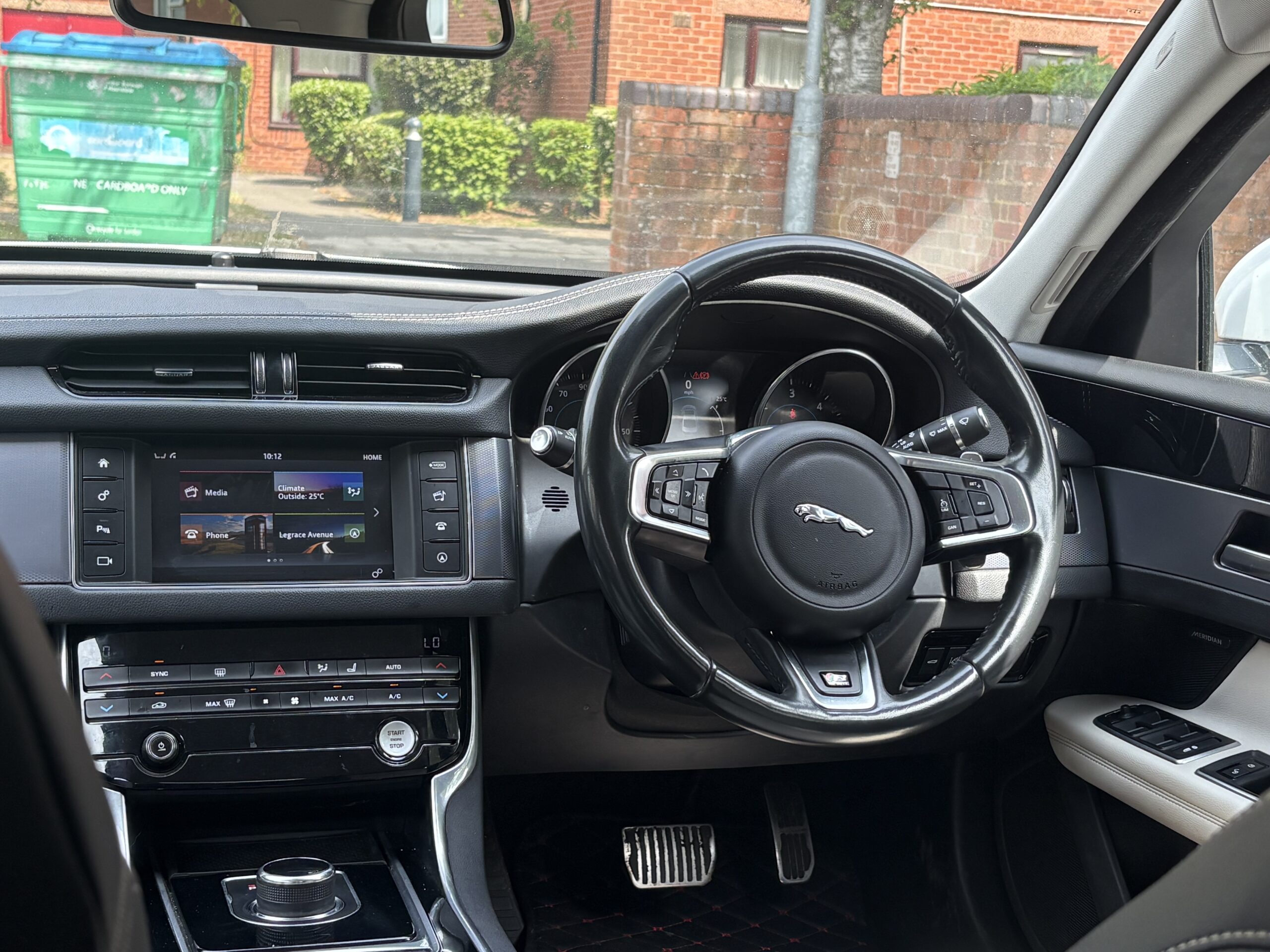 
								2017 Jaguar XF full									