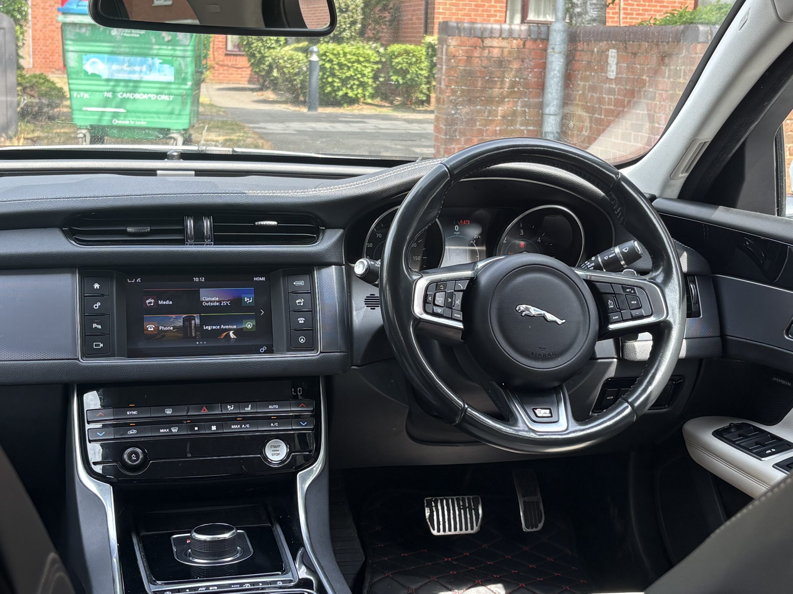 
								2017 Jaguar XF full									