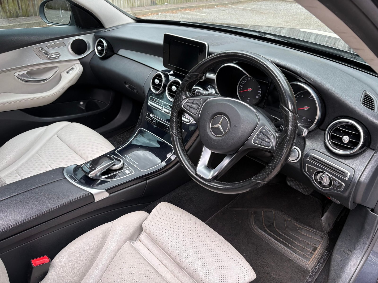 
								2015 Mercedes Benz C220d ( Premium Plus ) full									