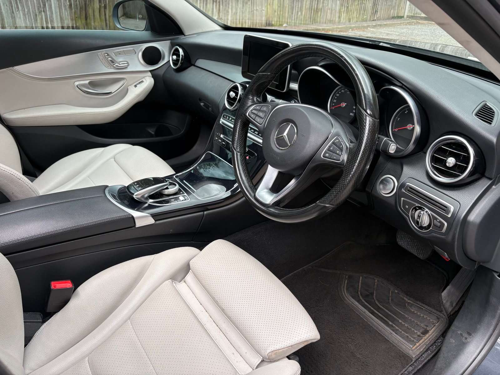 
								2015 Mercedes Benz C220d ( Premium Plus ) full									