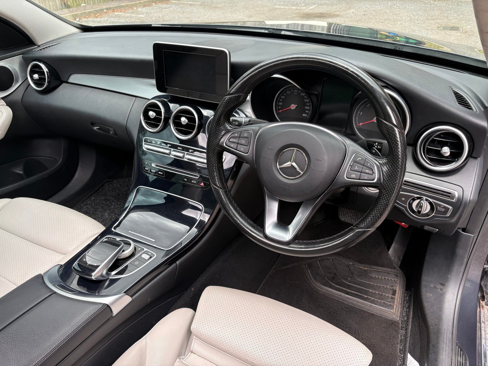 
								2015 Mercedes Benz C220d ( Premium Plus ) full									