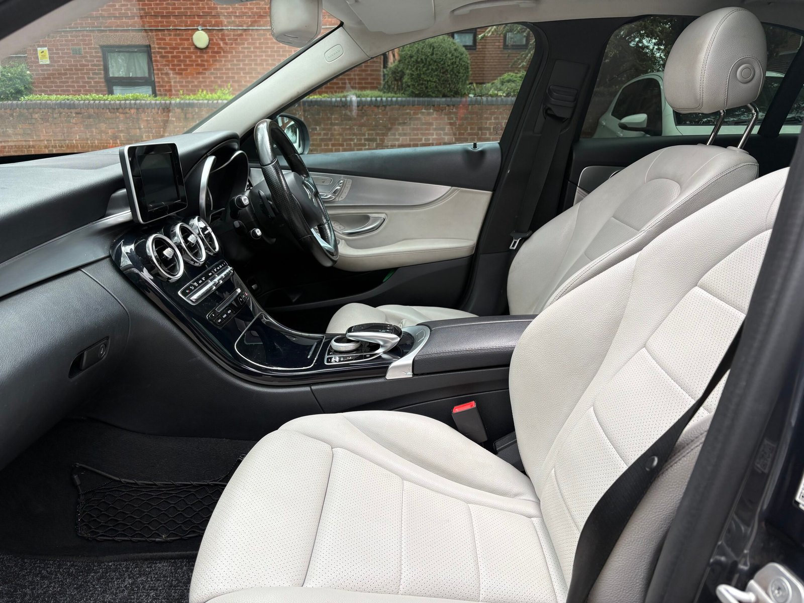 
								2015 Mercedes Benz C220d ( Premium Plus ) full									