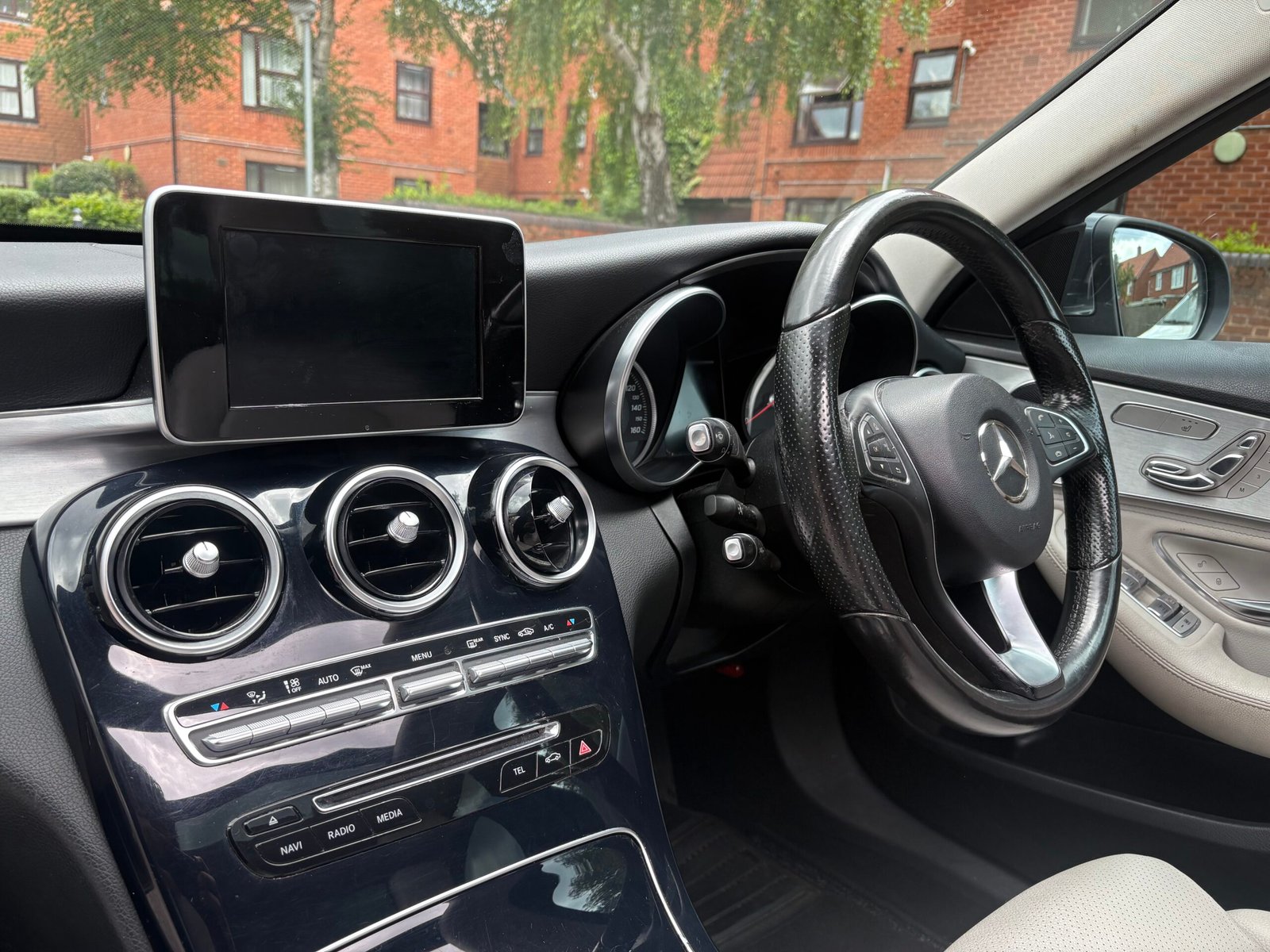 
								2015 Mercedes Benz C220d ( Premium Plus ) full									