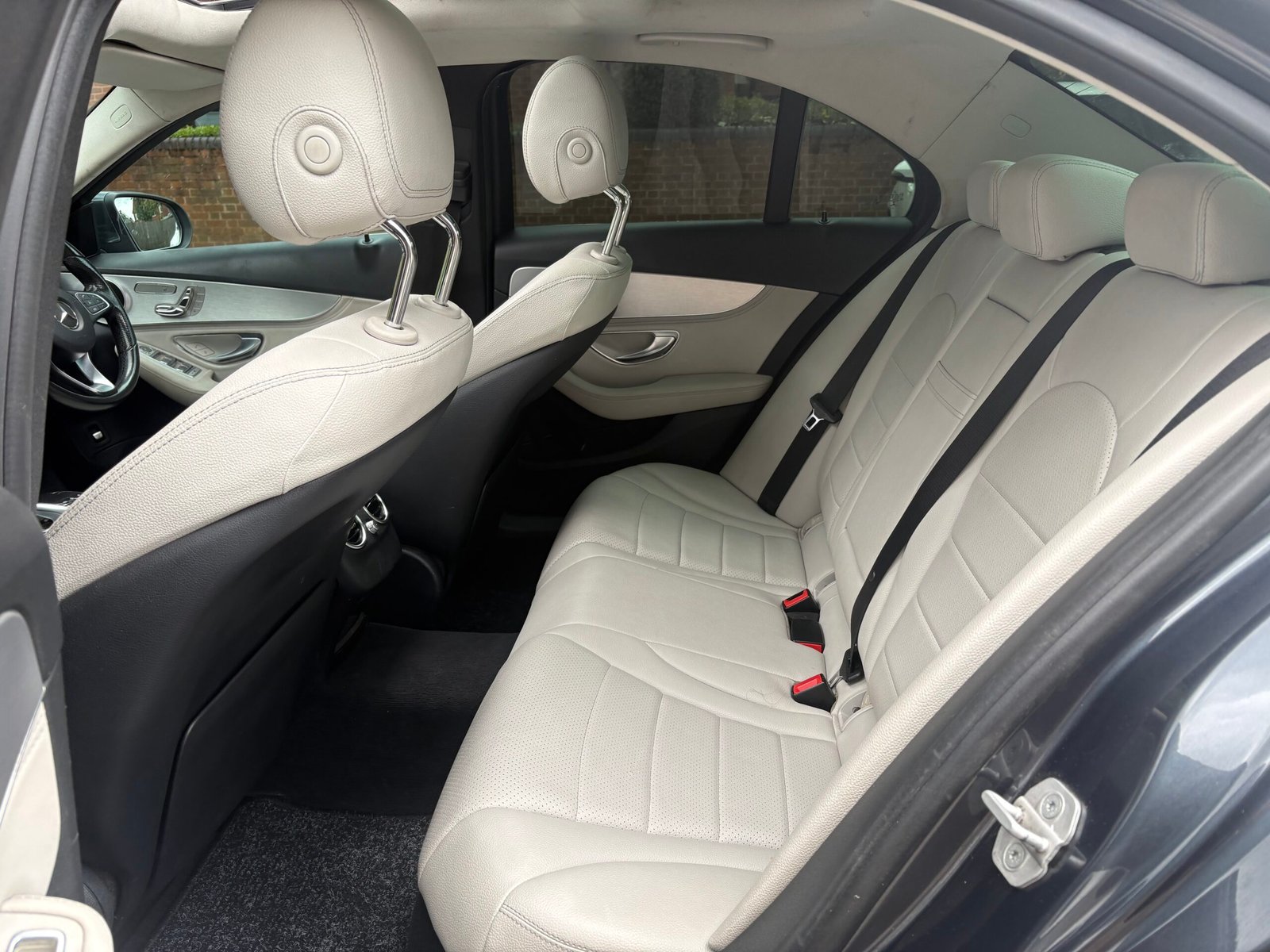 
								2015 Mercedes Benz C220d ( Premium Plus ) full									