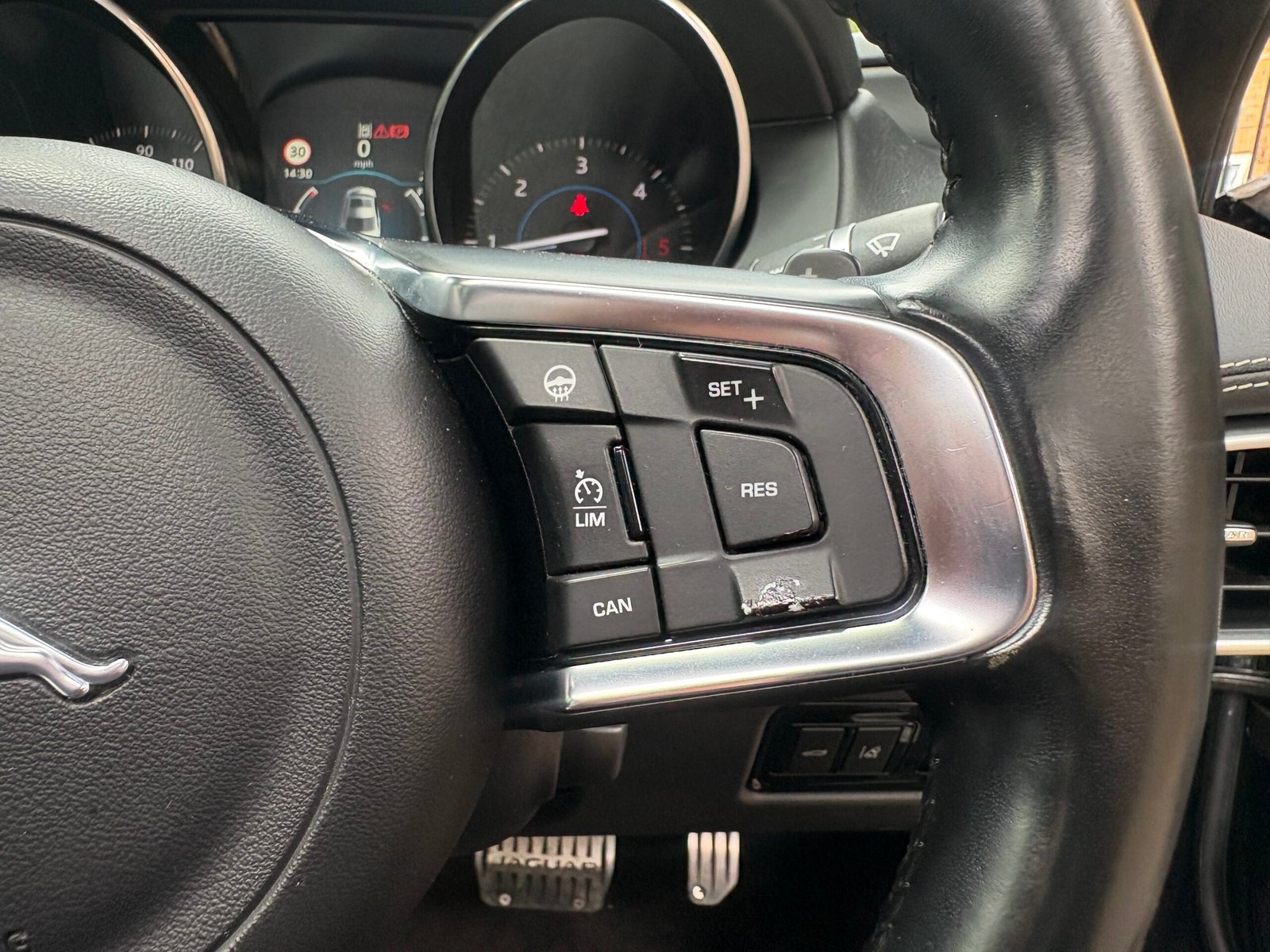 
								2016 Jaguar XE R-Sport 2.0 diesel full									