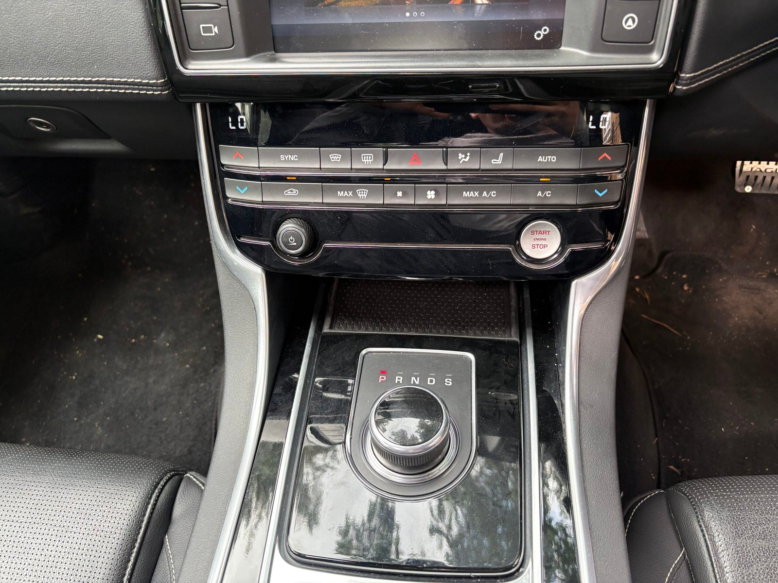 
								2016 Jaguar XE R-Sport 2.0 diesel full									