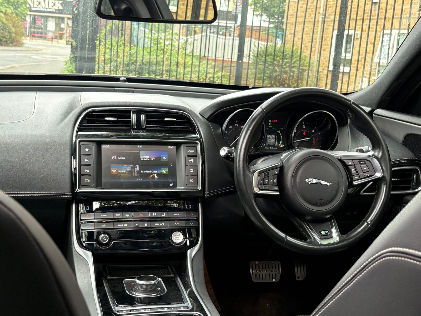 
								2016 Jaguar XE R-Sport 2.0 diesel full									